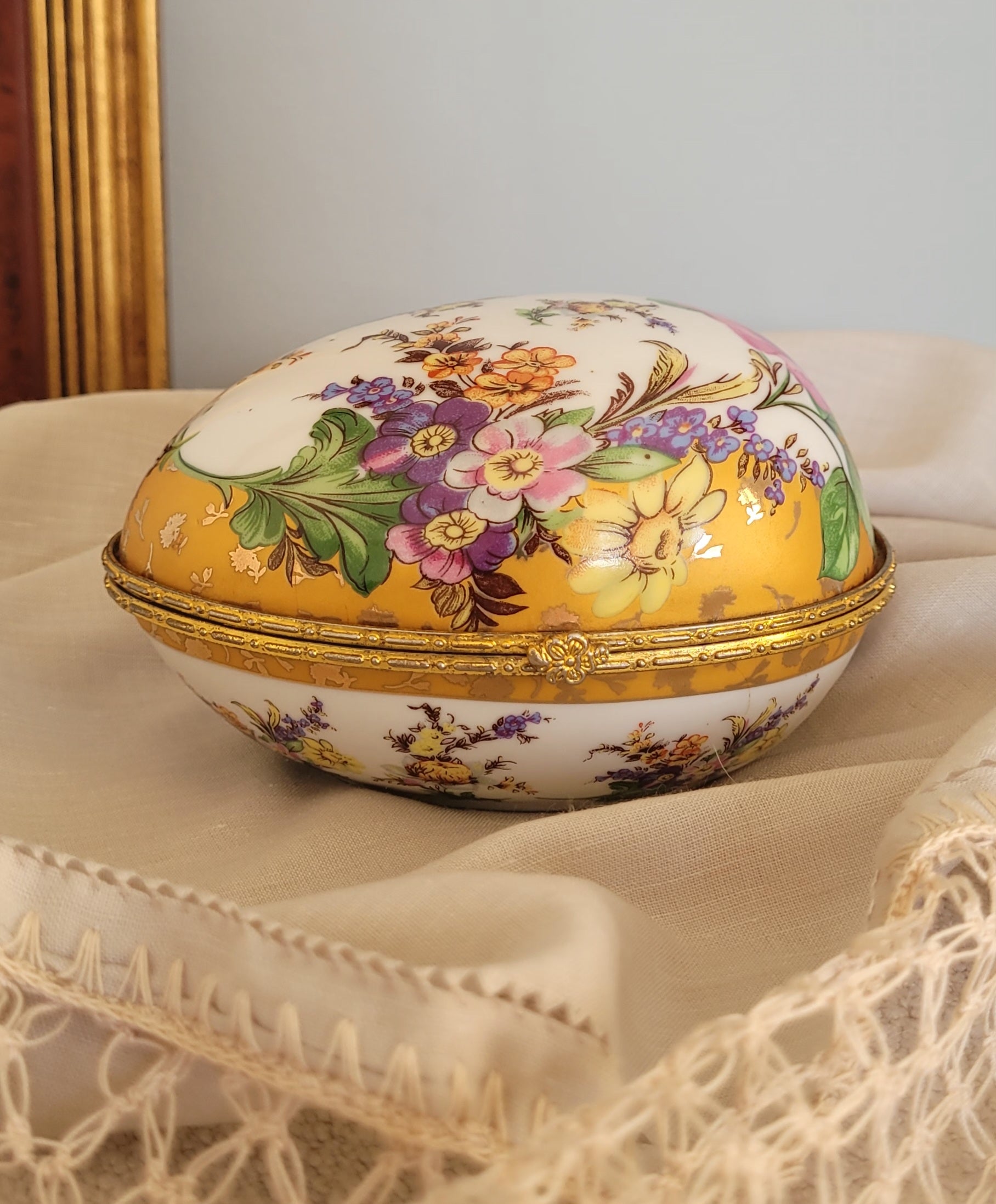 Caixa francesa em forma de ovo em porcelana LIMOGES (24K Gold-Deco Collections) abertura horizontal