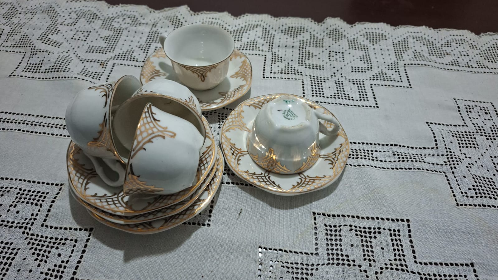 Conjunto de 5 xícaras de café Porcelana Real com detalhes dourados