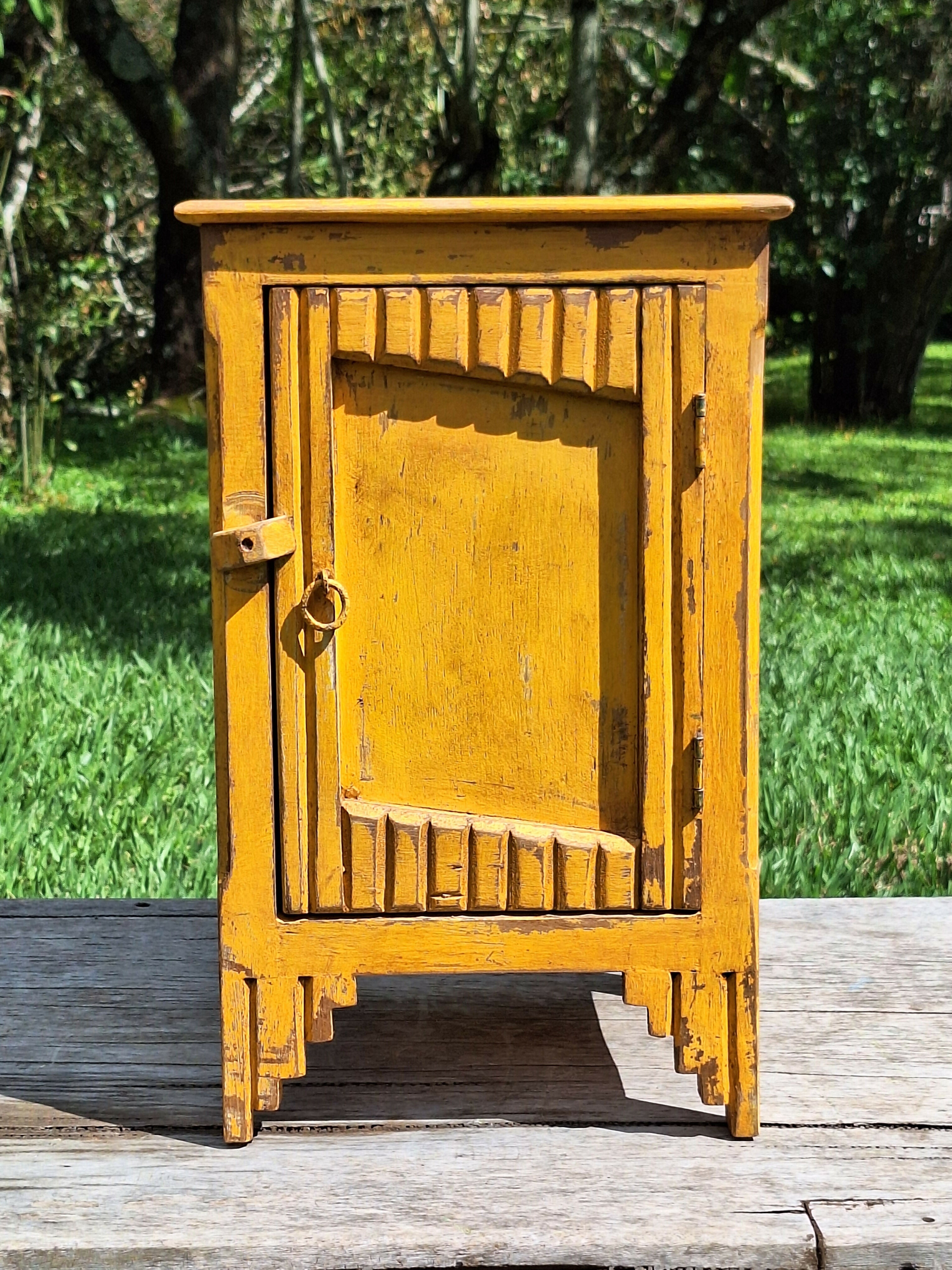 Mesinha de Cabeceira / Armarinho Tinta Gasta Amarela Madeira Maciça Garimpo Mineiro