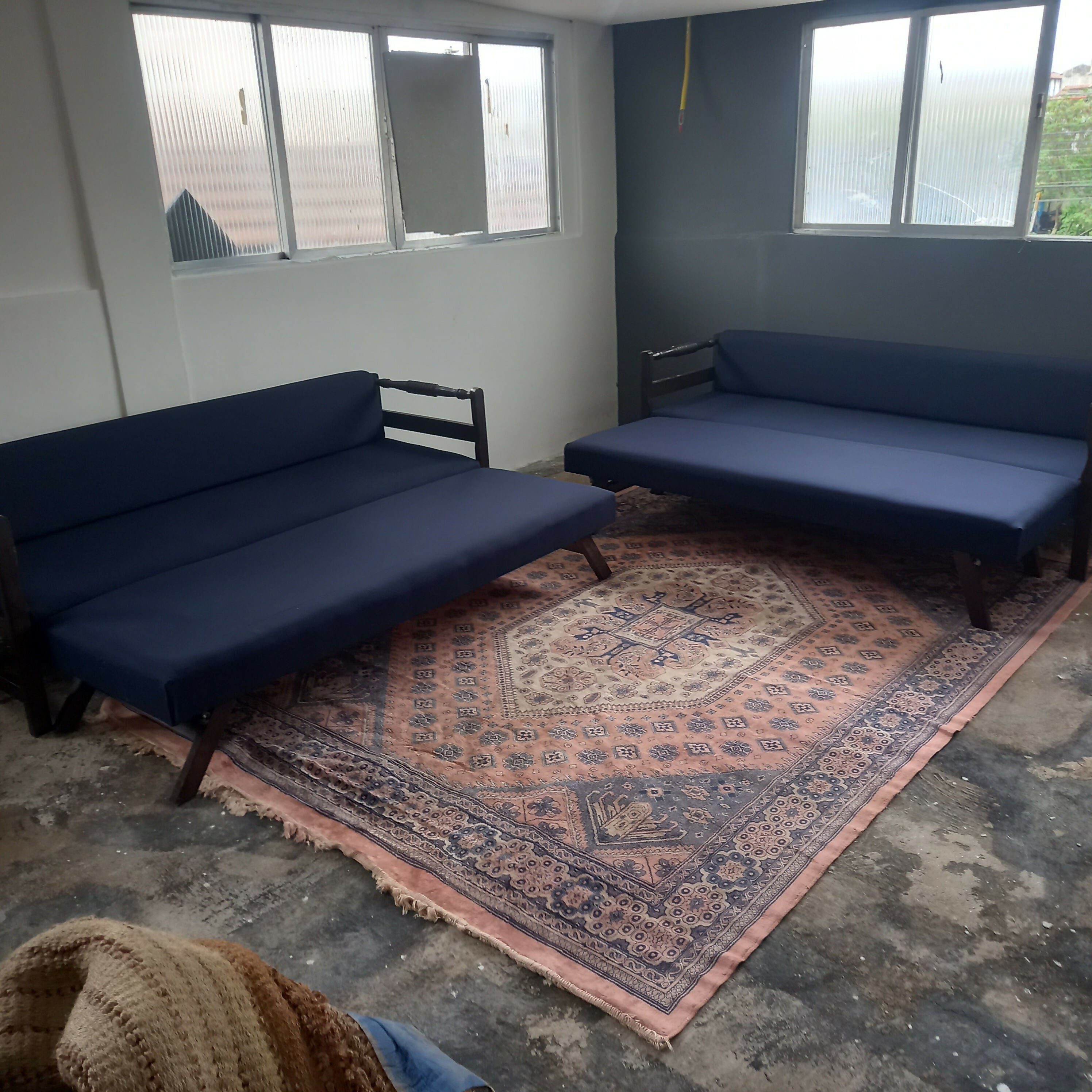 Sofa cama com estrutura em madeira