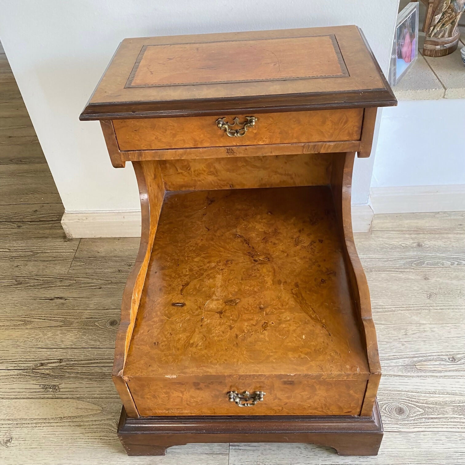 Interessante par de mesa lateral georgiana italianas,70s em radica