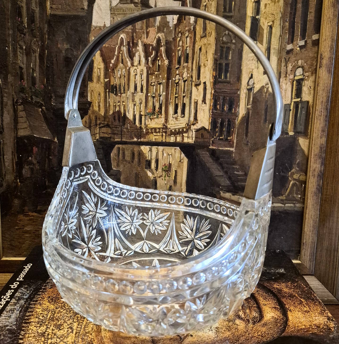 Centro de mesa em cristal translúcido europeu na forma de cesta, de meados do séc XX