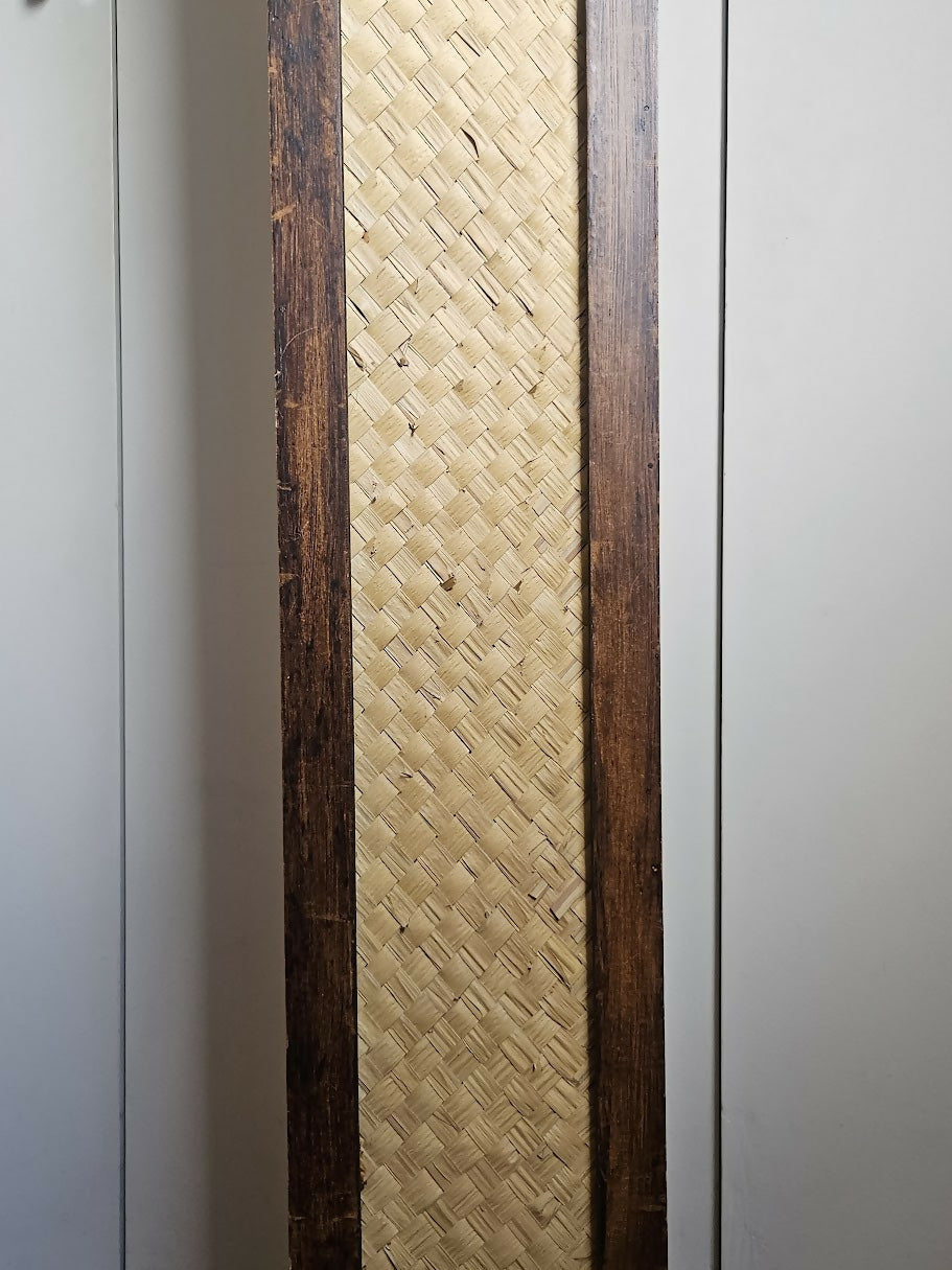 Luminária de piso em madeira e palha natural