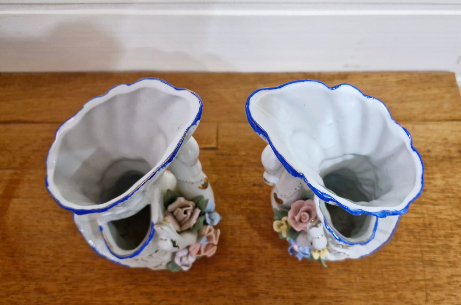 Excepcional par de floreiras em porcelana em forma de cisne 
