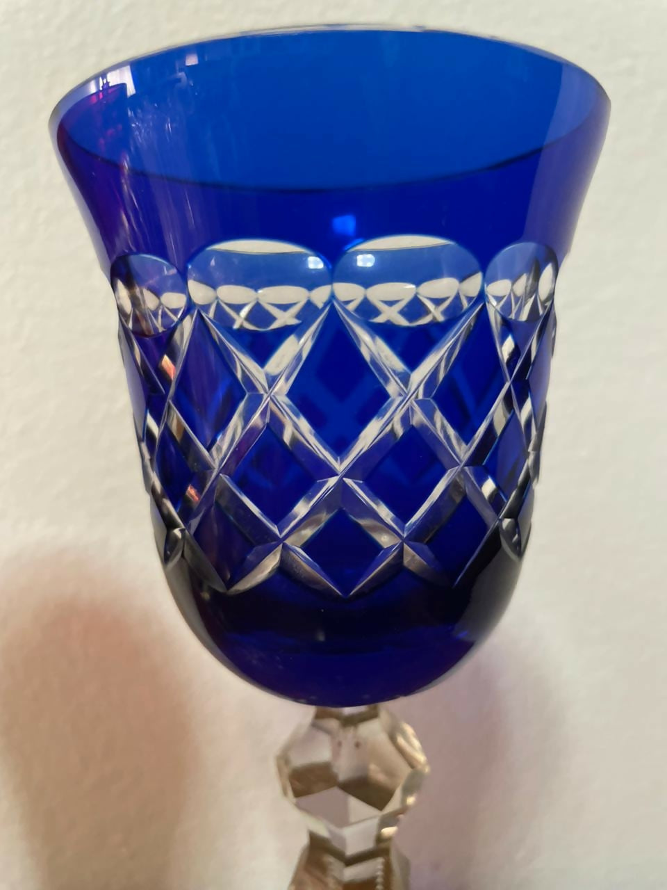 Par de taças de vinho do porto em cristal double rubi e azul cobalto lapidado