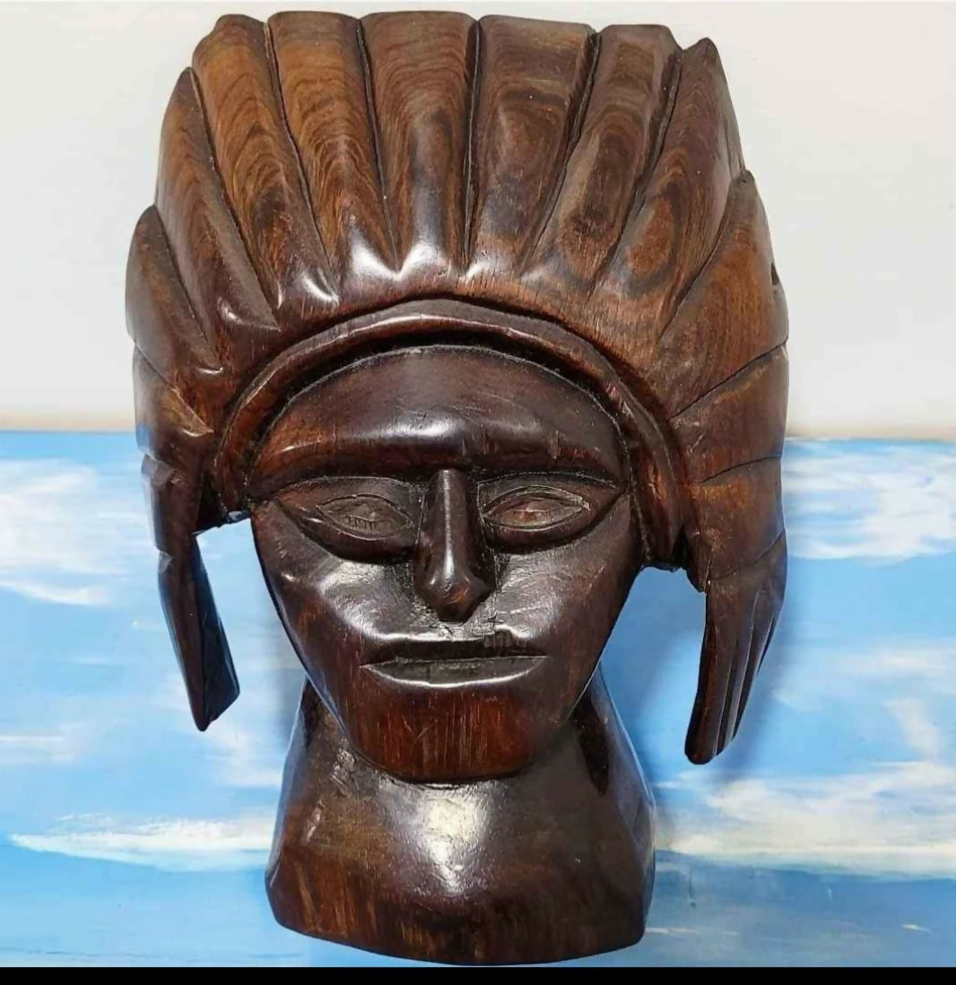 Antiga escultura indígena em Jacarandá da Bahia (24cm X 18xm)