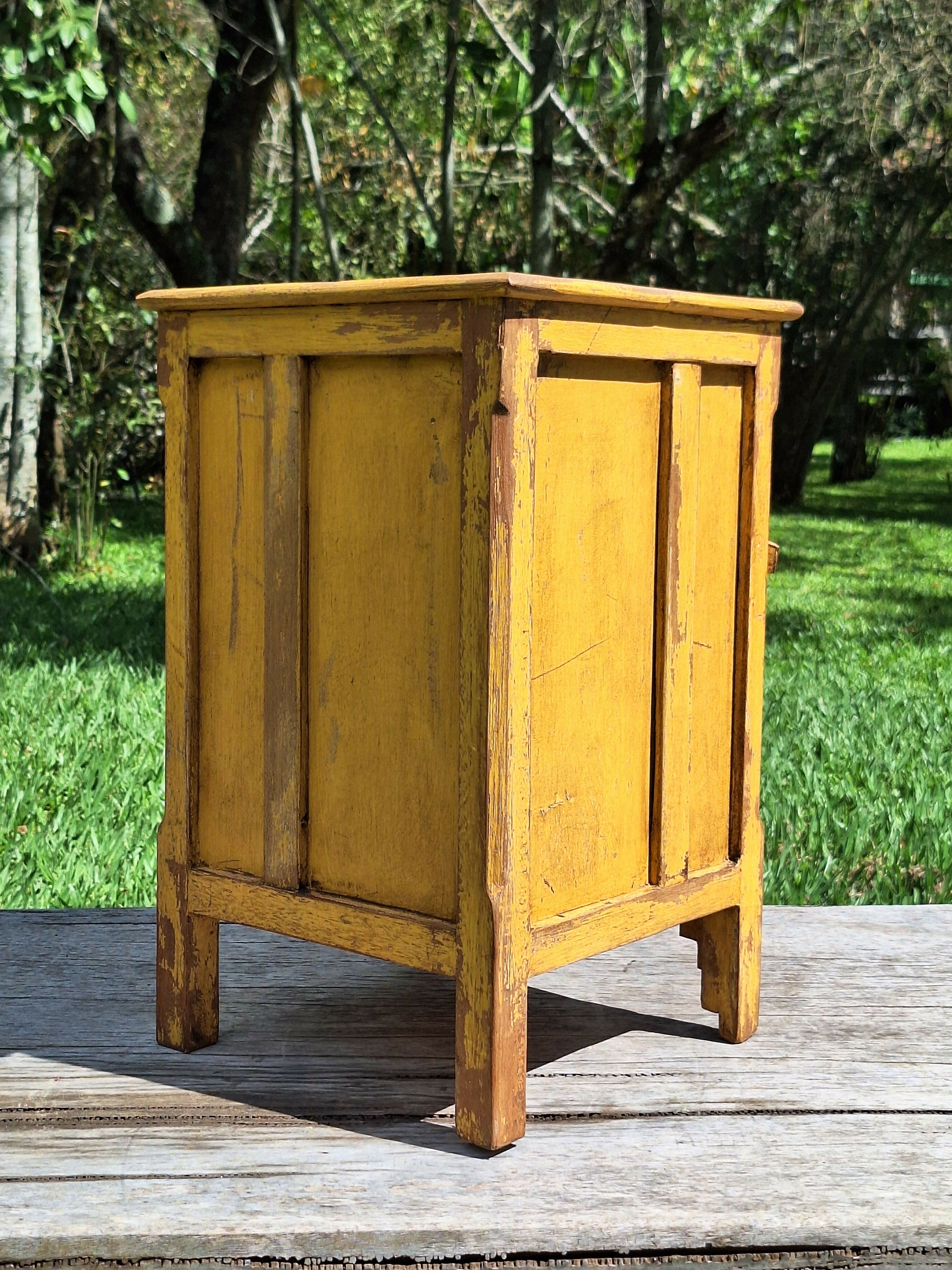 Mesinha de Cabeceira / Armarinho Tinta Gasta Amarela Madeira Maciça Garimpo Mineiro