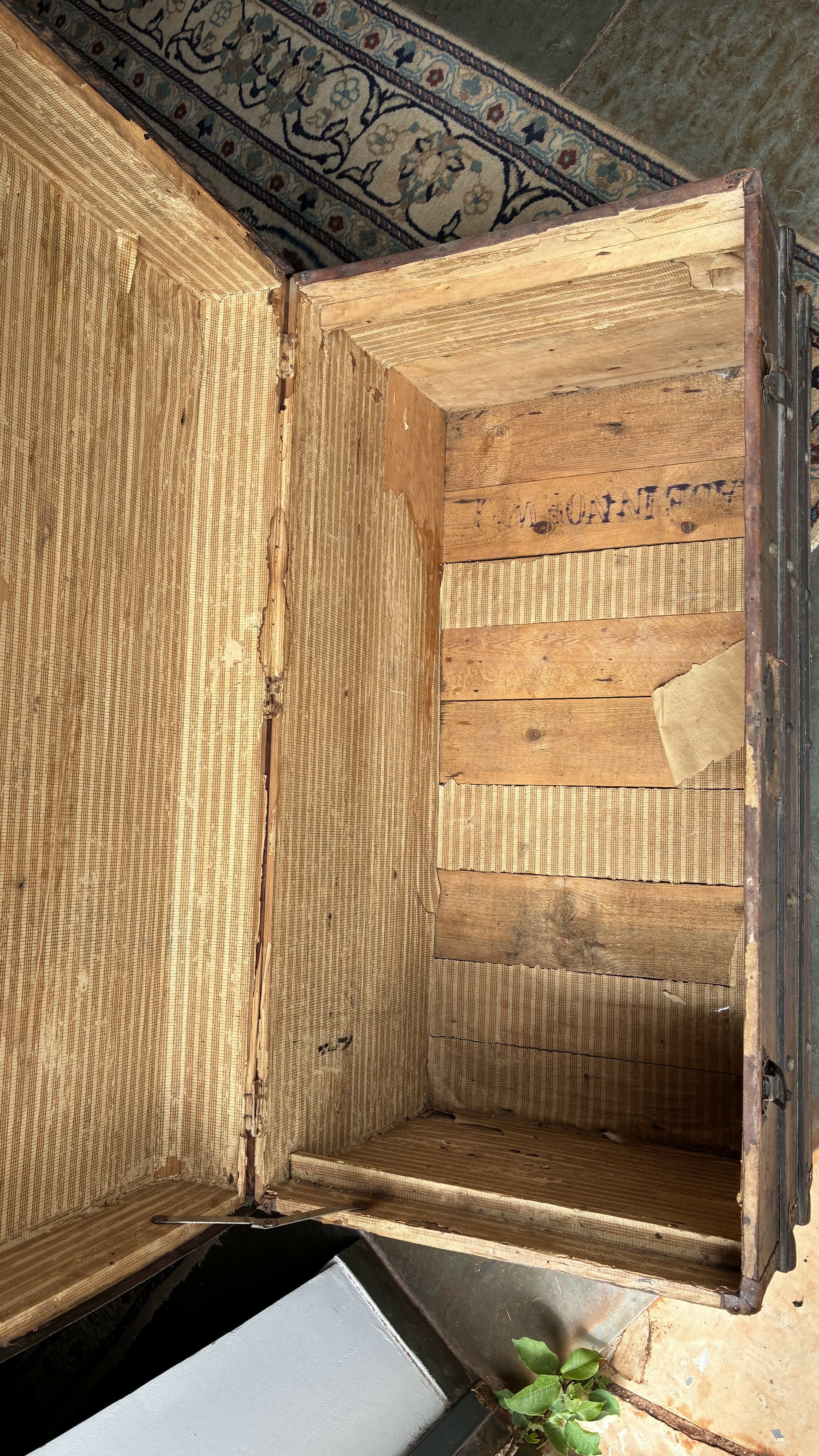 Baú antigo em madeira