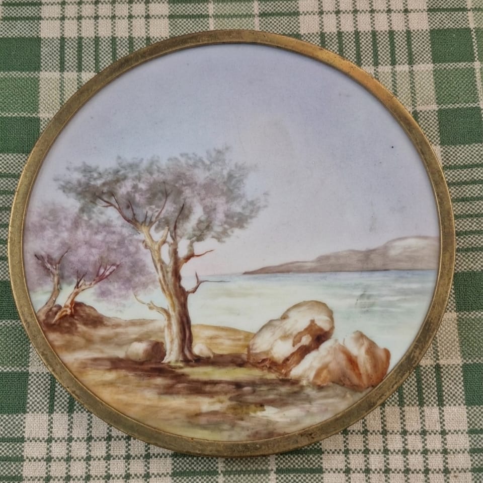 Raras placas redondas em porcelana pintadas à mão