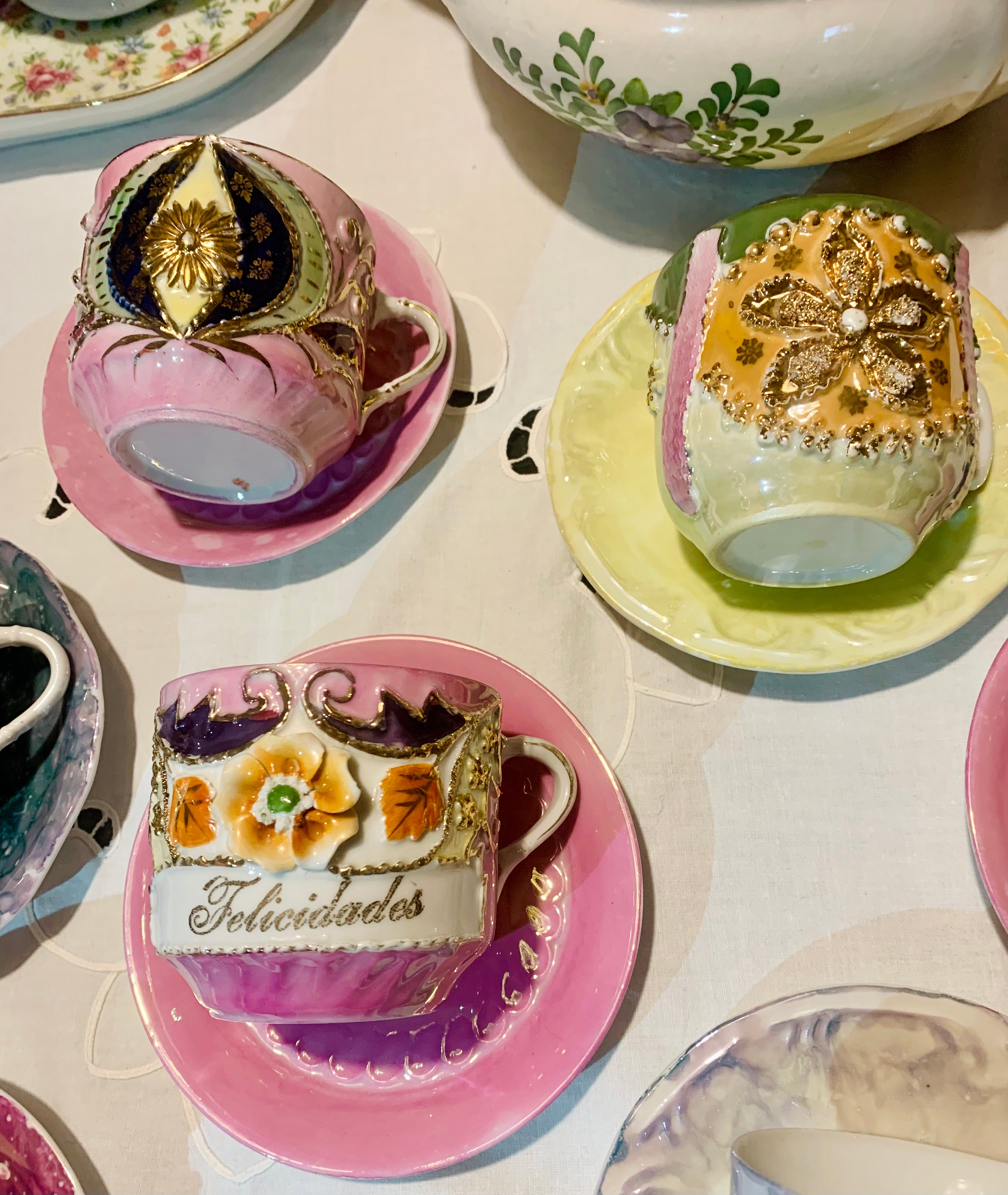Estonteante e raríssimo jogo com 8 xícaras de chá Isabelinas fina porcelana