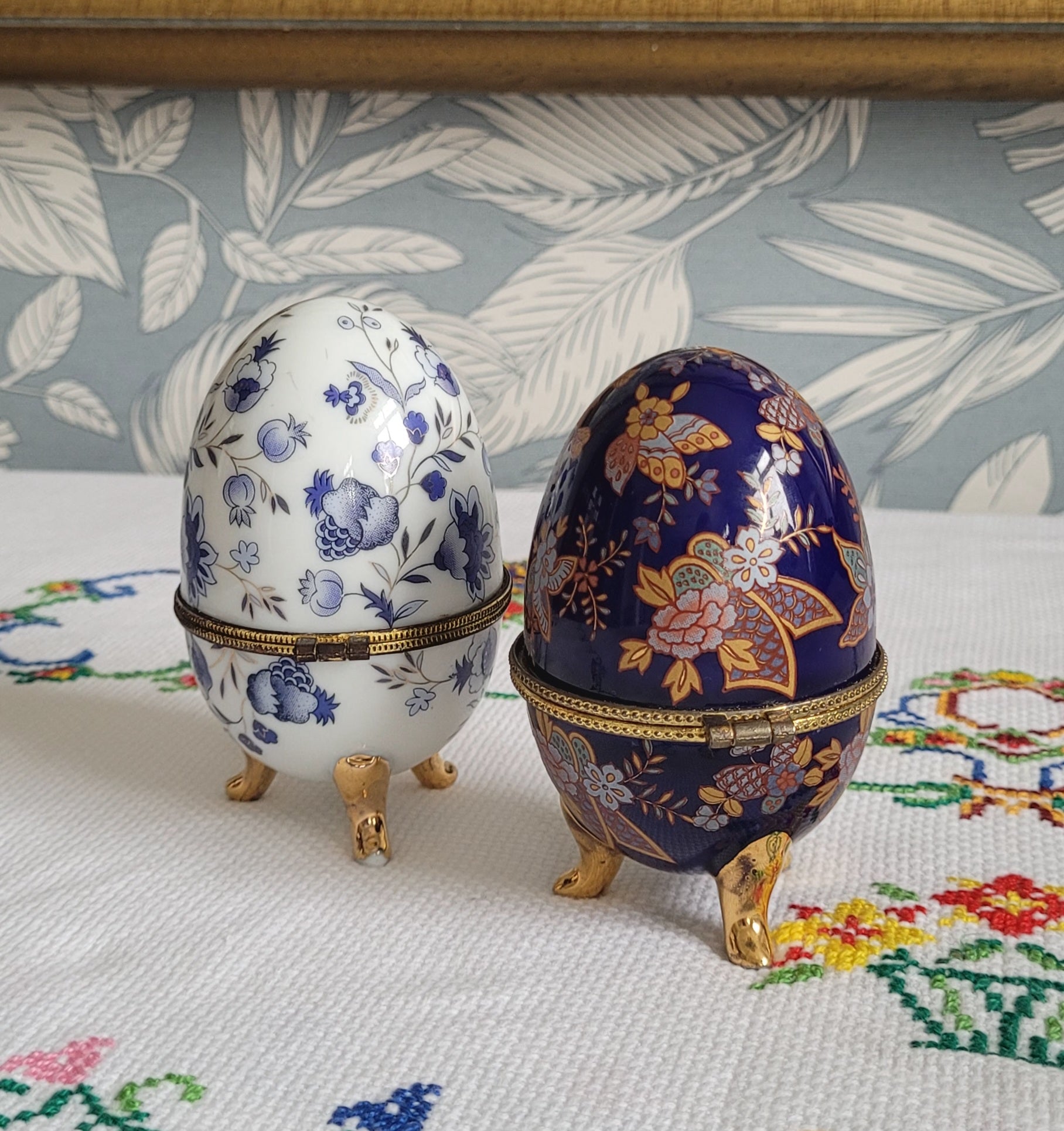 Par de Caixinhas em porcelana russa no formato de ovos estilo Fabergé