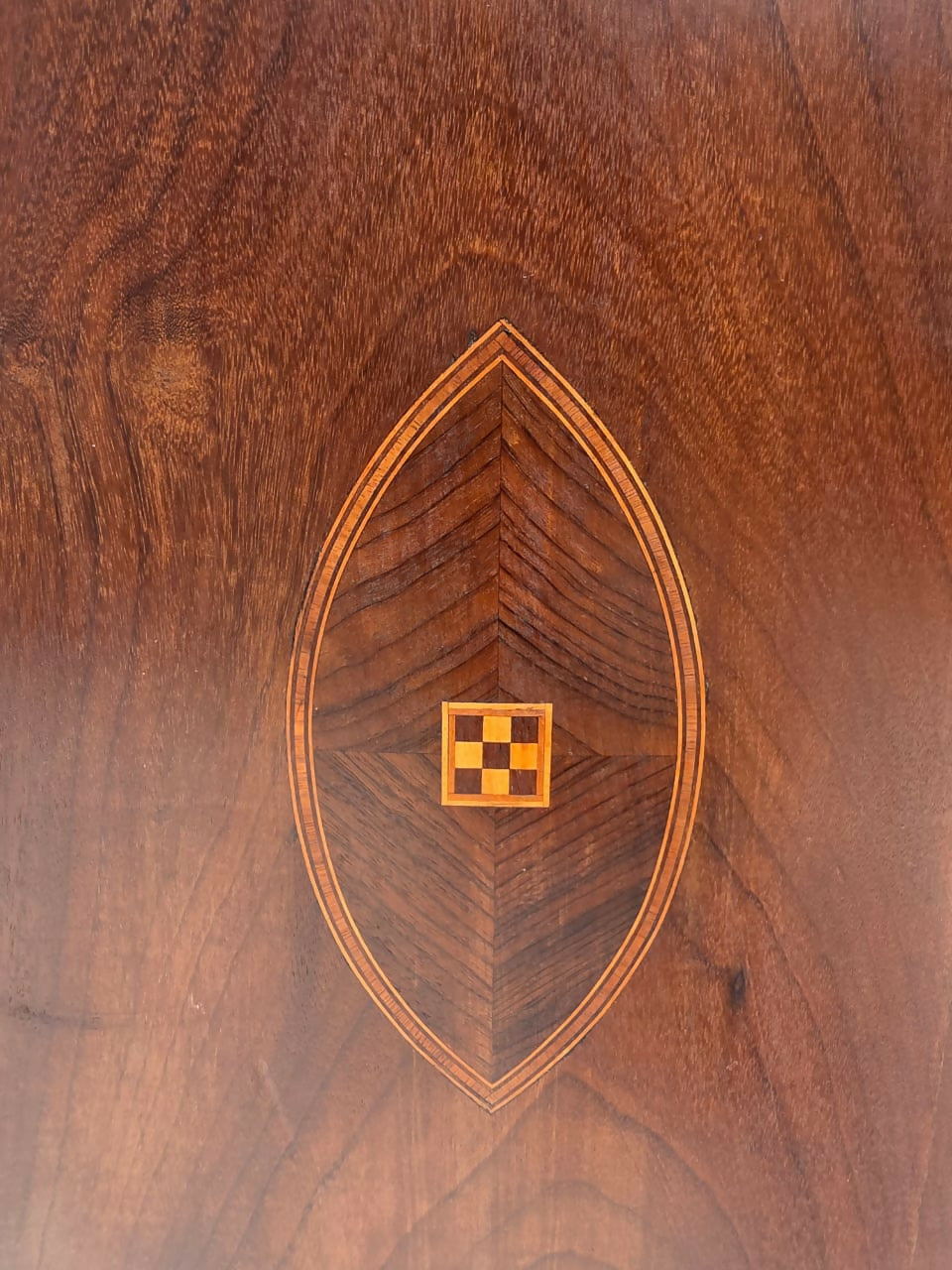 Camiseiro / Sapateira centenária em Imbuia maciça e marchetaria