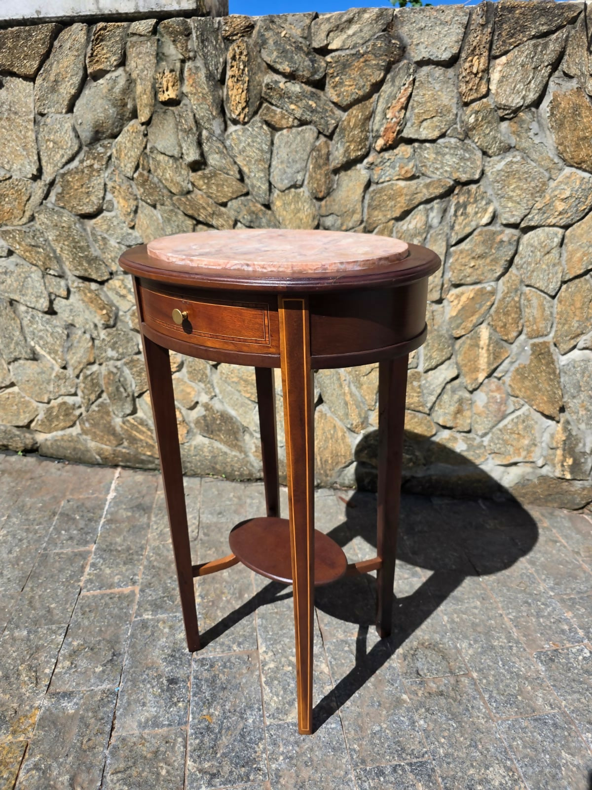 Antiga mesa auxiliar, com marchetaria, tampo em mármore rosa (restaurada!)