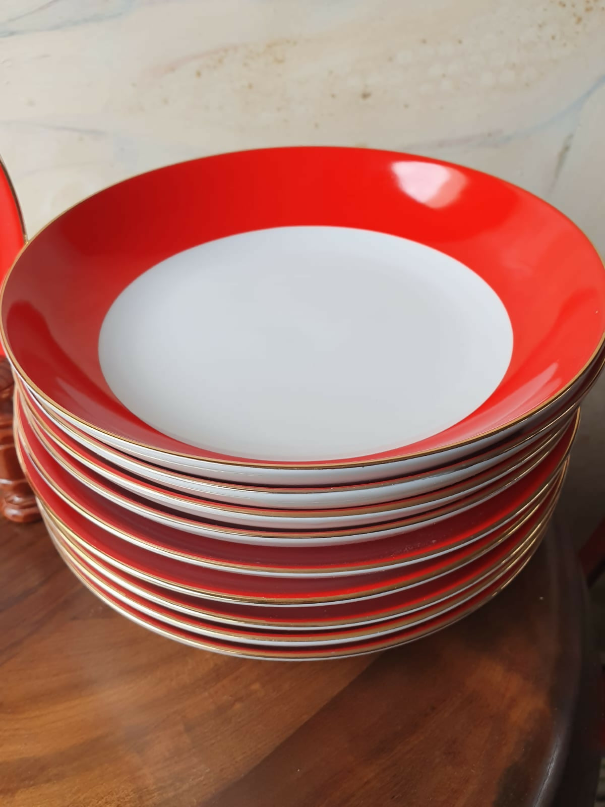 Conjunto de 18 pratos em porcelana Viva (Vista Alegre) com lindo barrado vermelho vivo e filetação a ouro 24k. Impecável!