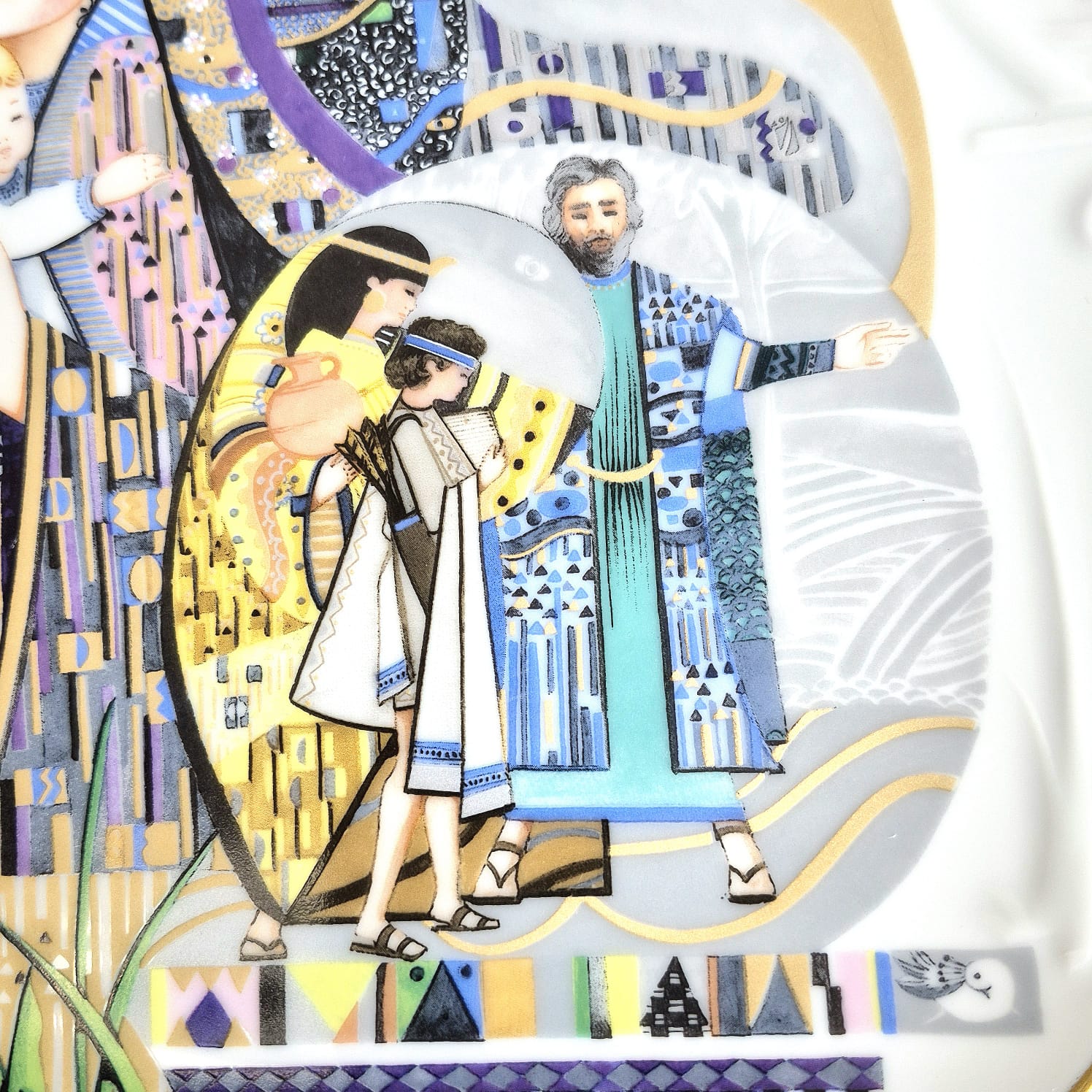 Prato decorativo em porcelana estadounidense Knowles, coleção: The Biblical Mothers Series, com estilo de Eve Licea que combina textura diferentes e ouro. Modelo "Sarah and Isaac". Raríssimo.