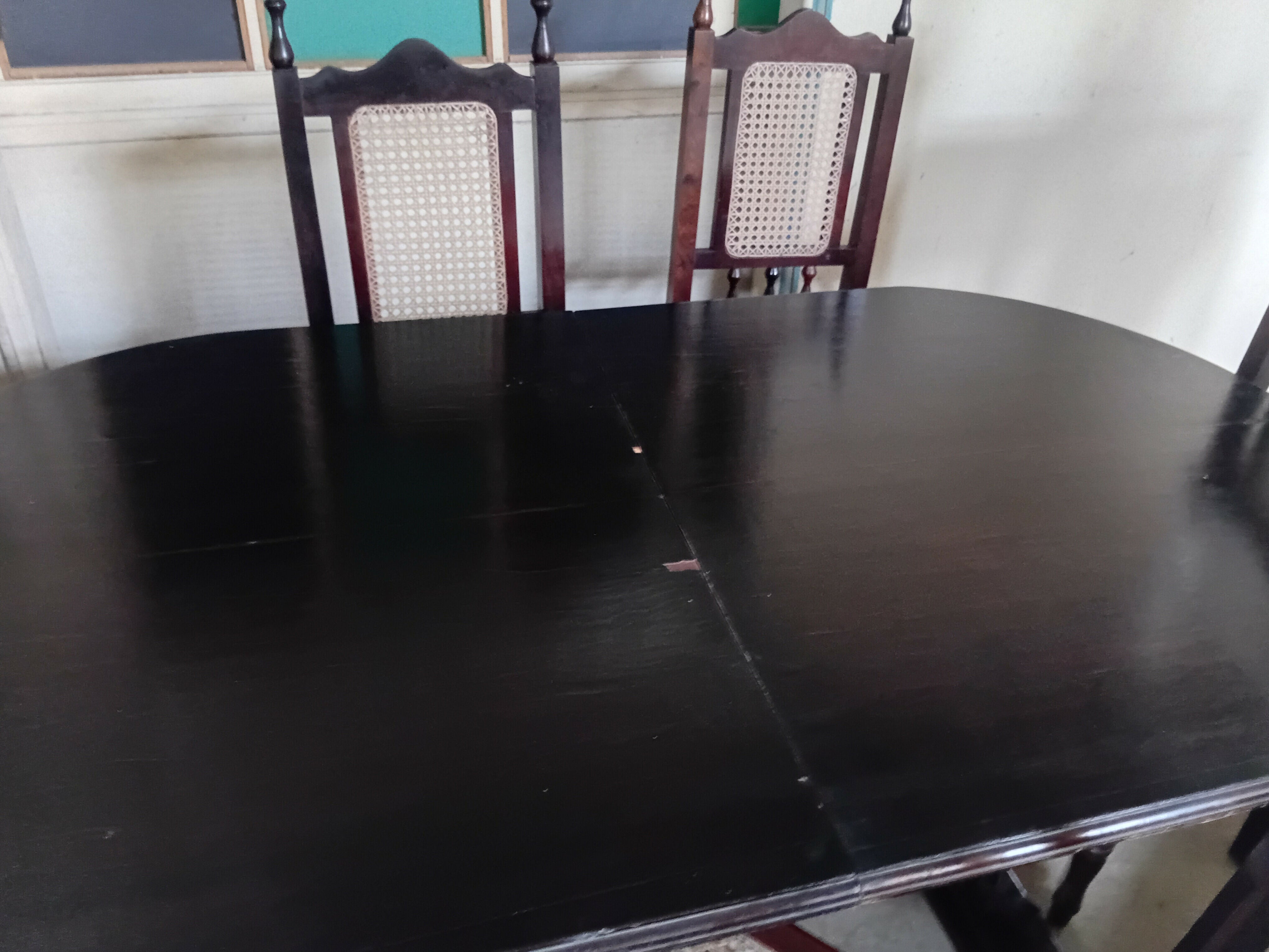 Mesa antiga com 4 cadeiras em palhinha