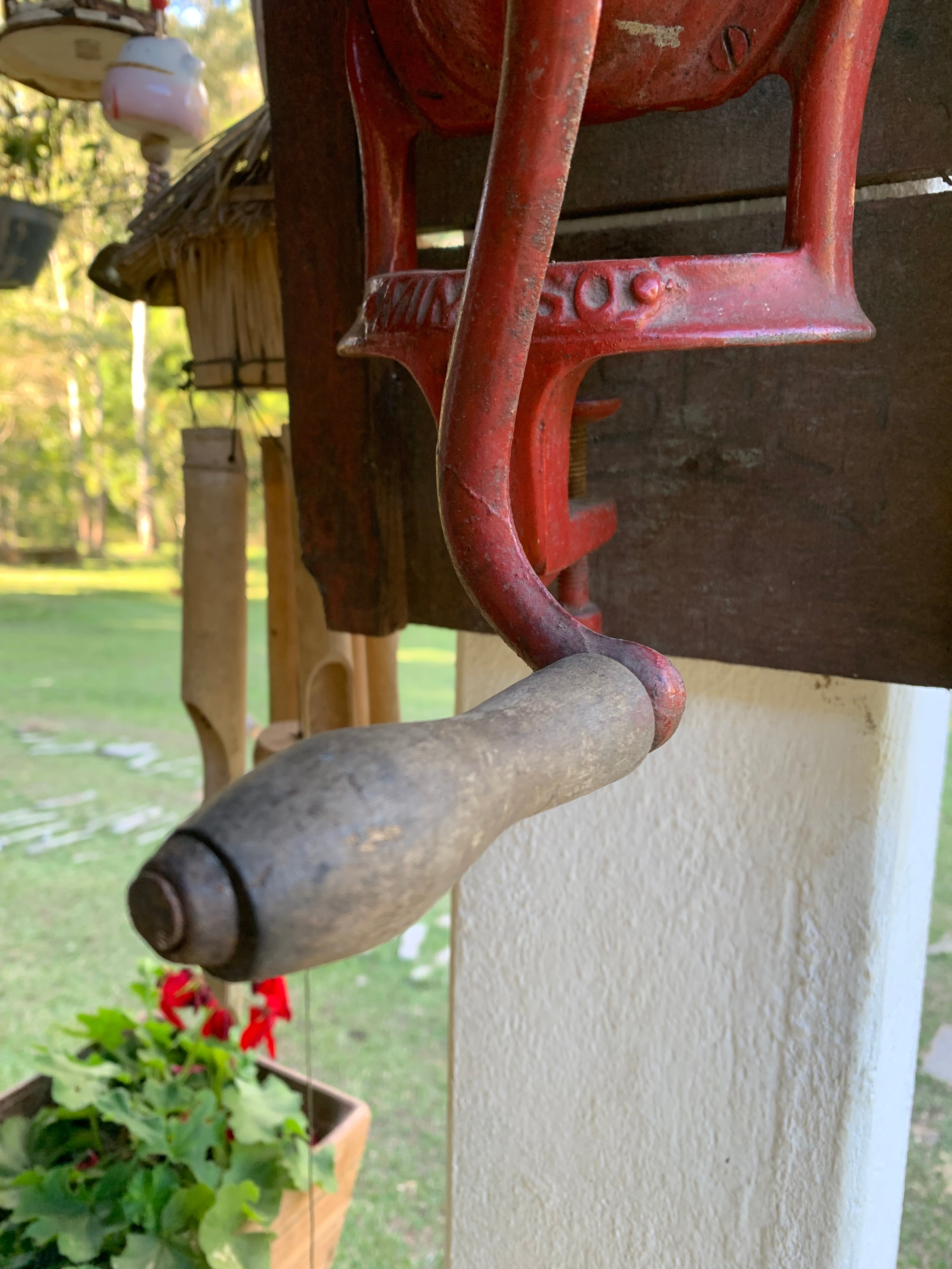 Antigo moedor de grãos Mimoso com suporte