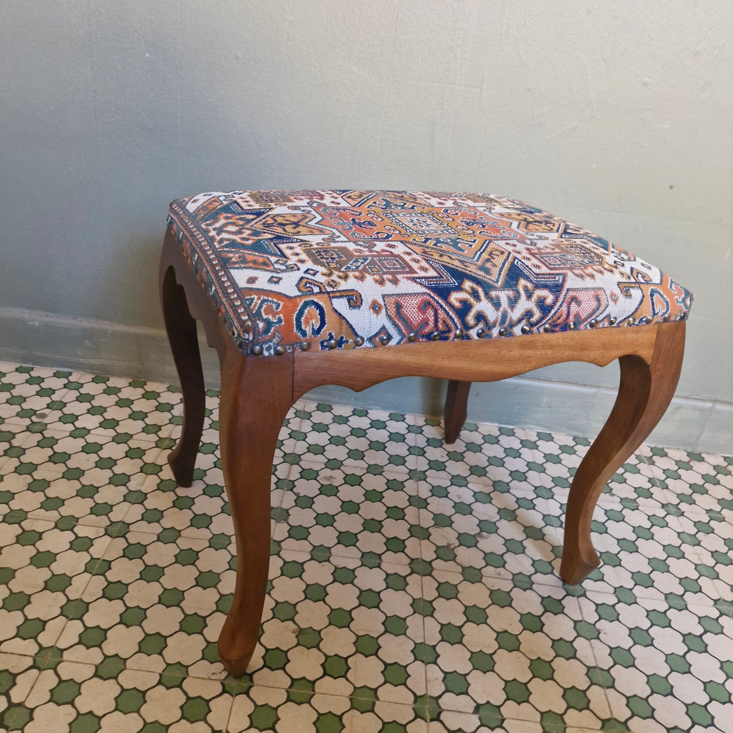 Banqueta Luiz XV com assento estofado com tapete belga  