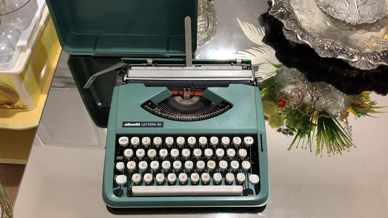 Máquina de escrever Olivetti Lettera 82 Verde