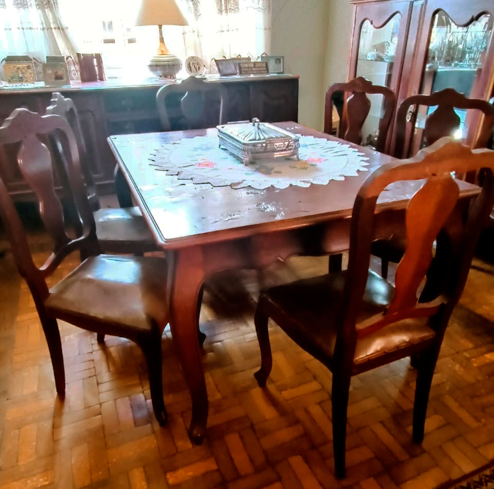 Mesa de Jantar Clássica com 6 cadeiras 