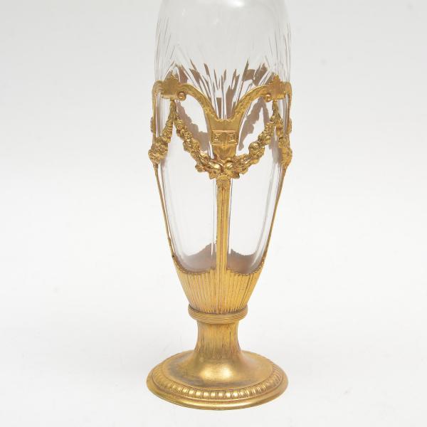 WMF - VASO JUGENDSTIL EM CRISTAL LAPIDADO COM BASE E BOCAL DOURADOS EM METAL