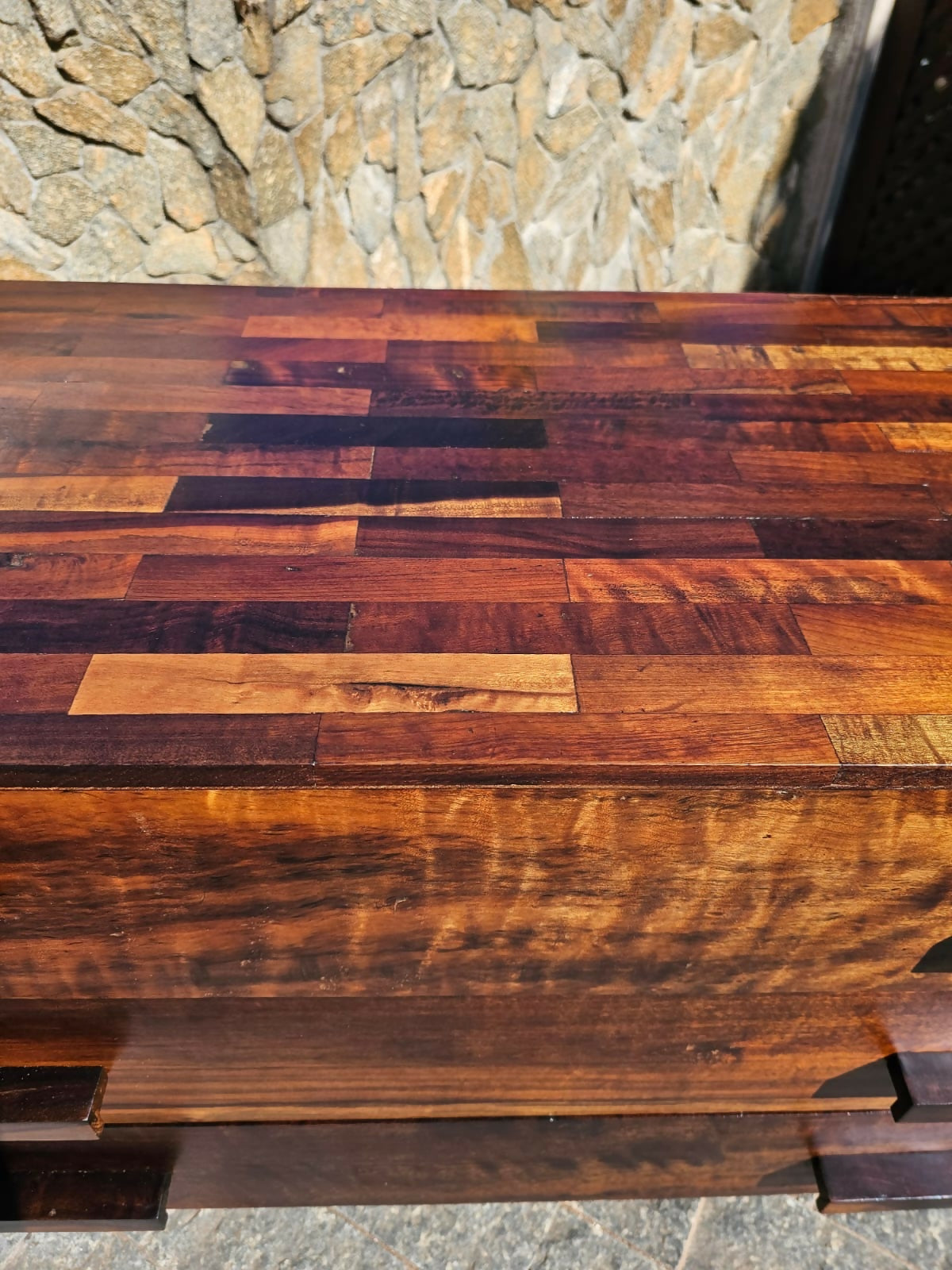 Cômoda Cimo taqueada em imbuia maciça, década de 60, contendo 3 gavetas e pés palitos.