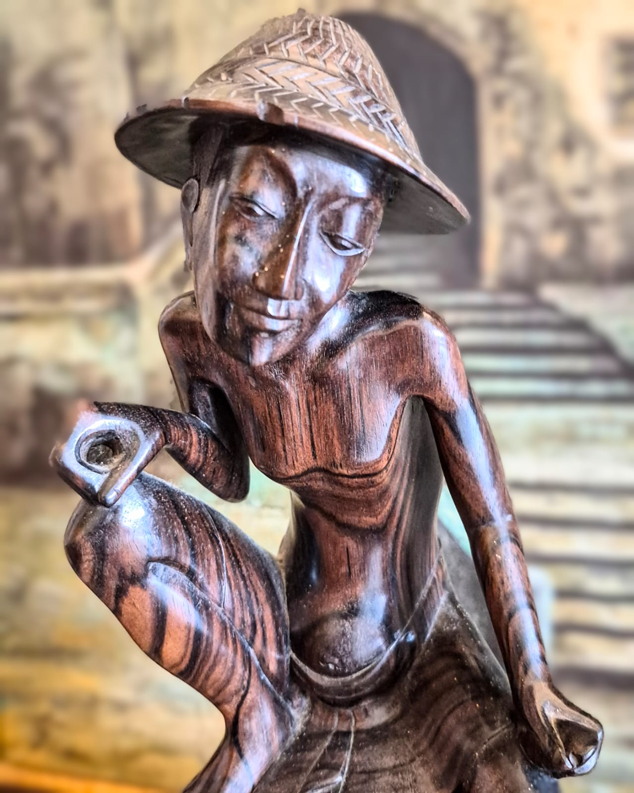 Escultura deslumbrante em jacarandá balinês de pescador.  Peça talhada em bloco único incrível.