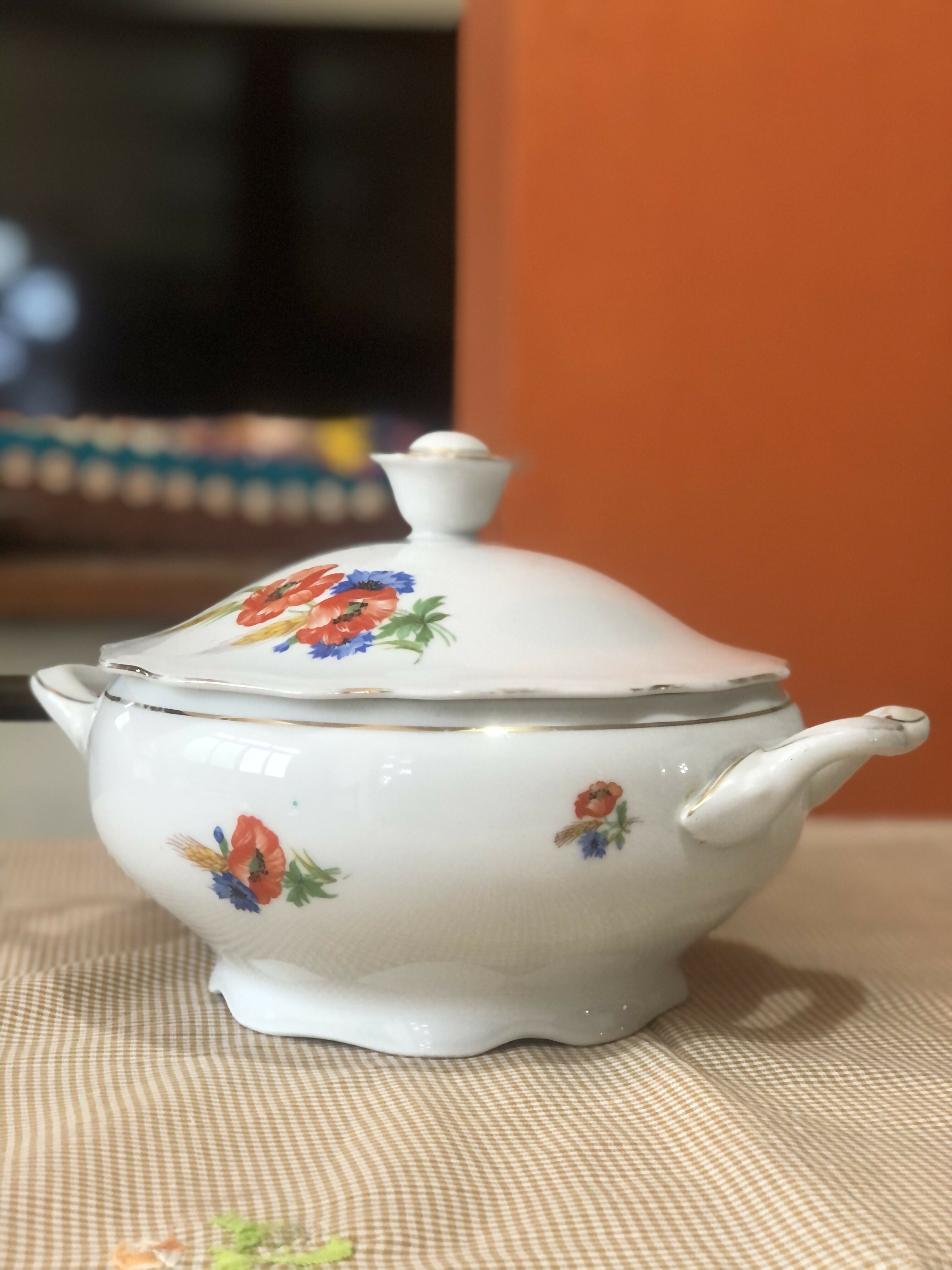 Mesa posta com preciosas peças em porcelana alemã