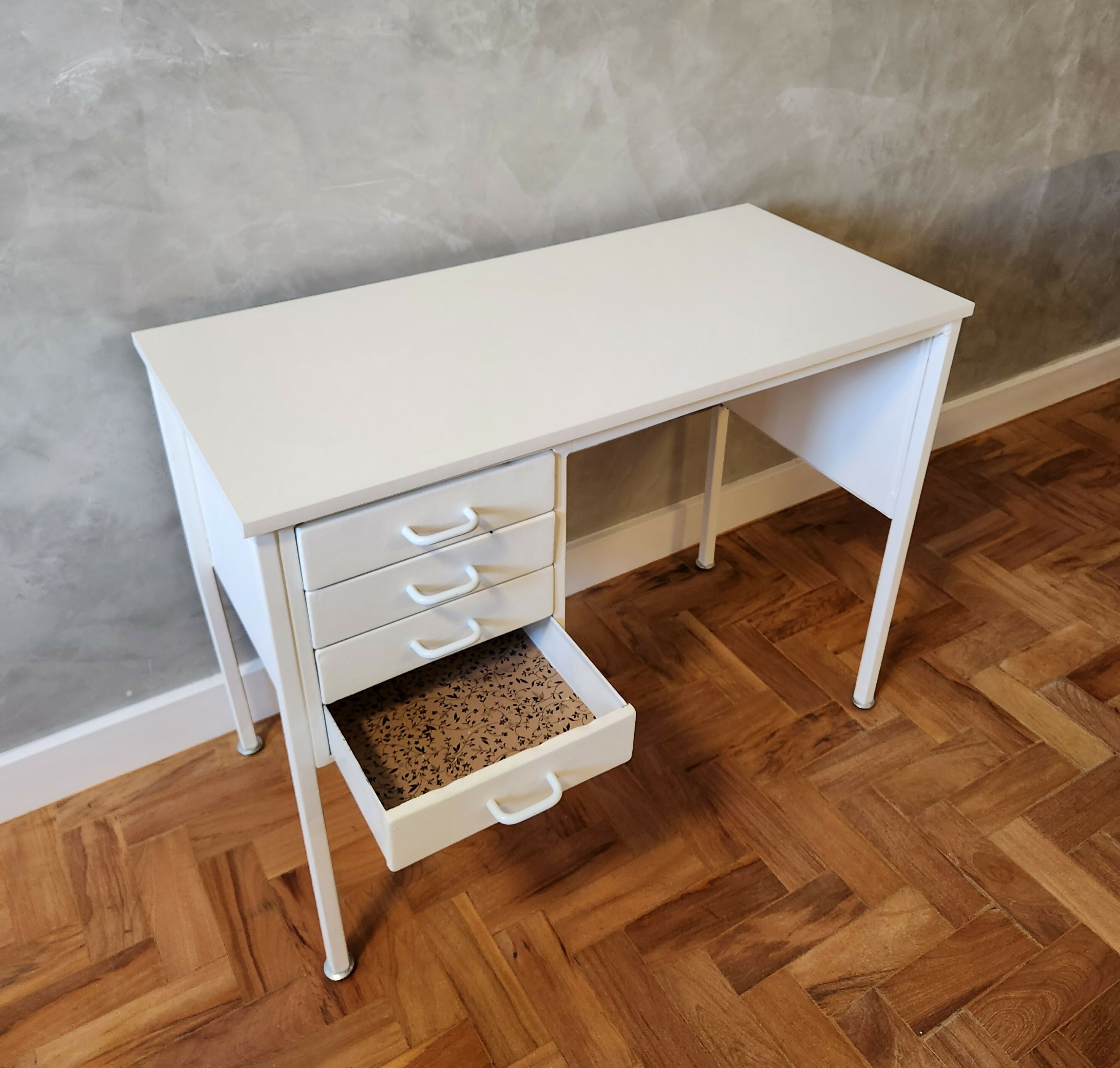 Escrivaninha Antiga em ferro com pintura branca