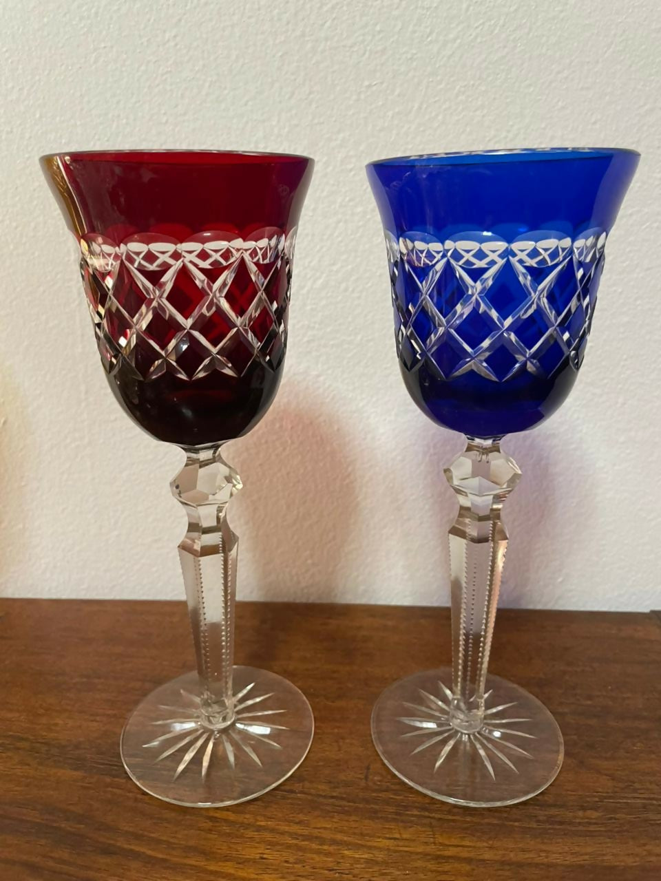 Par de taças de vinho do porto em cristal double rubi e azul cobalto lapidado
