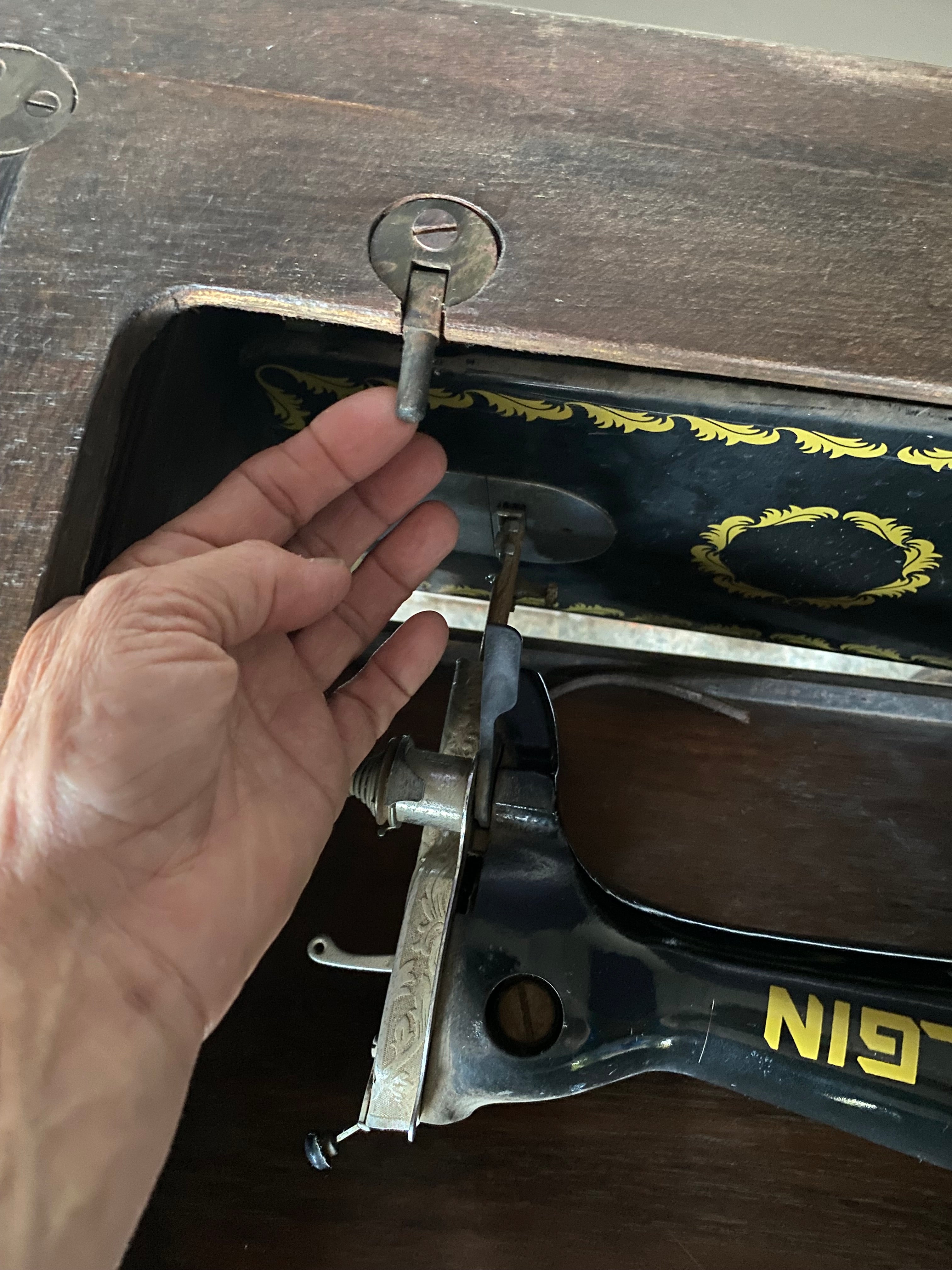 Máquina de costura antiga Elgin