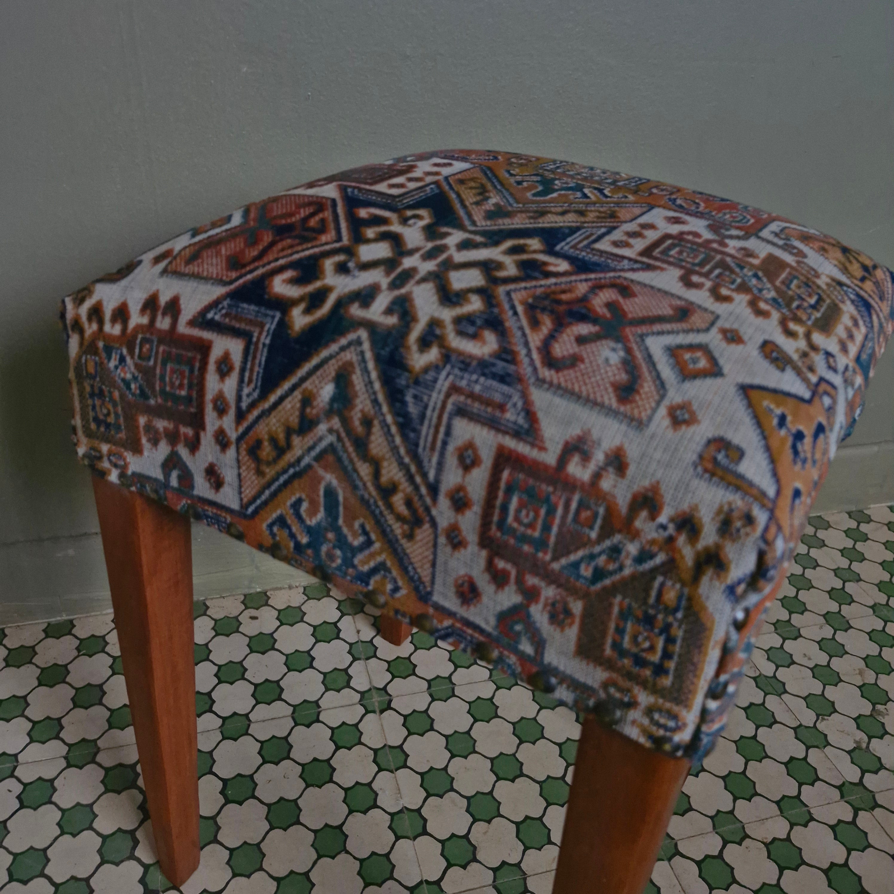 Banqueta estofada com Tapete Belga - restaurada 