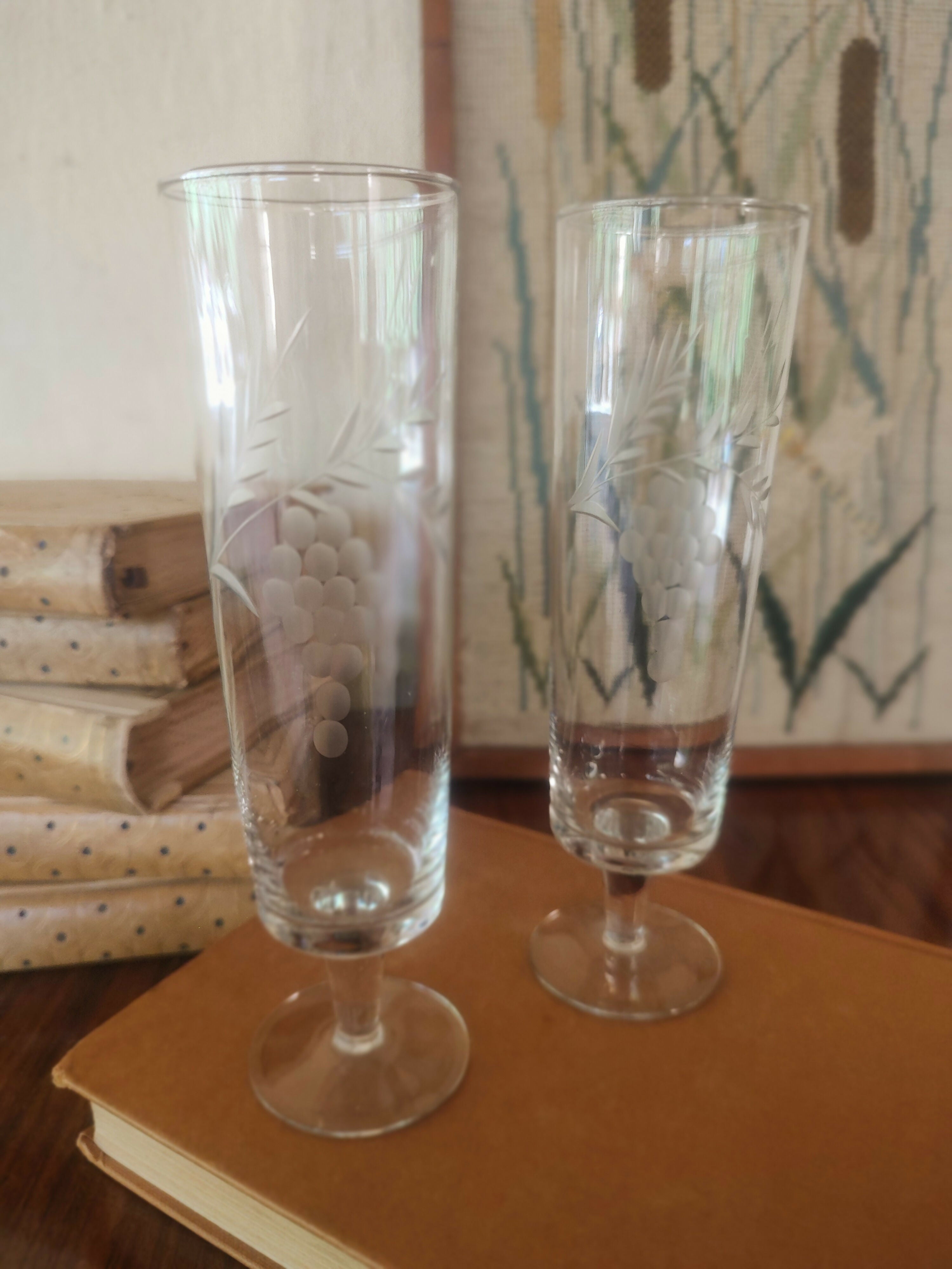 Antigo Par de Taças de Champagne Lapidadas em vidro com desenho de cacho de uva