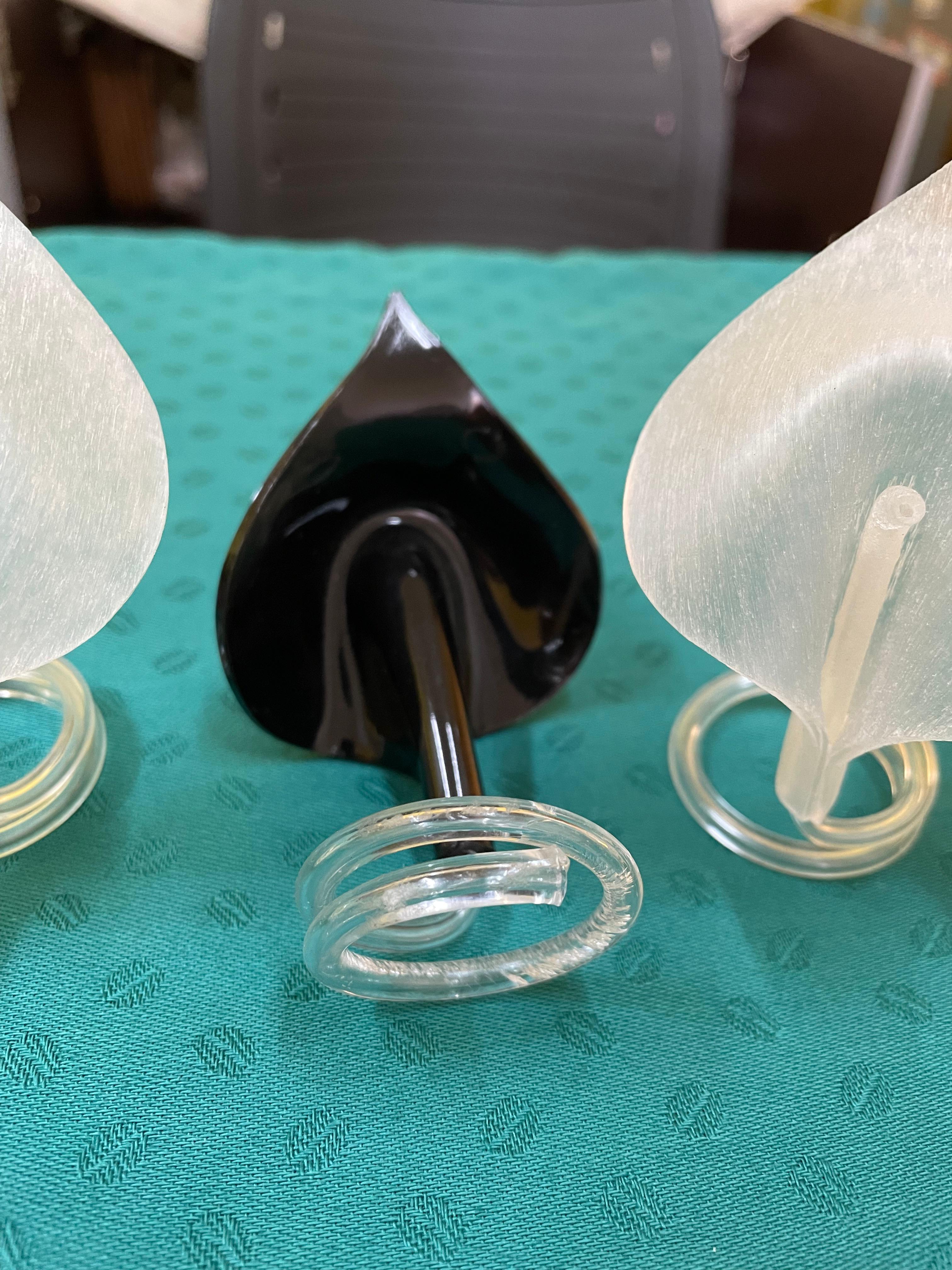 Porta guardanapos em resina em forma de flor de Copo de Leite em branco e preto 