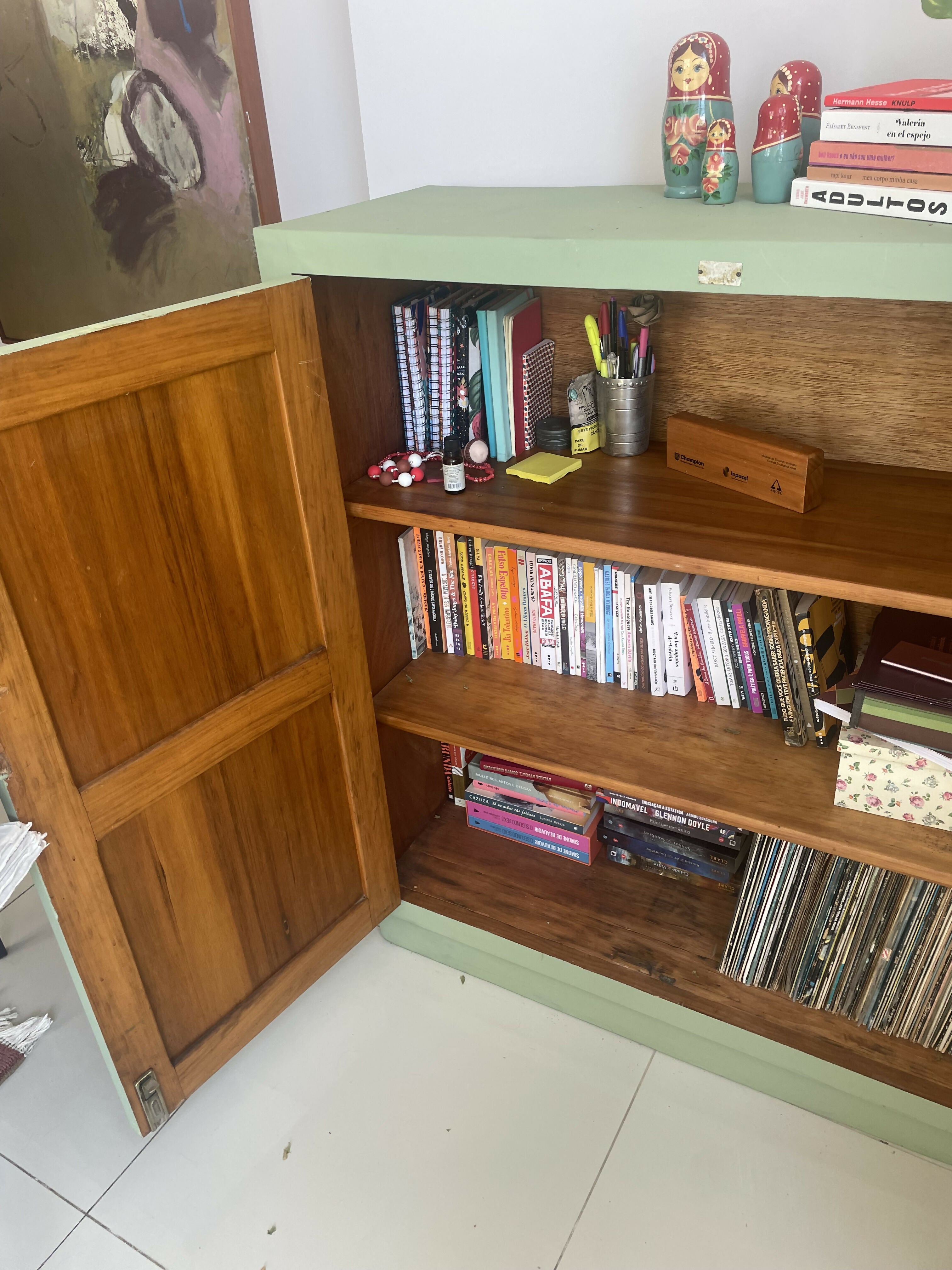 Armário de fazenda anos 40 em Peroba com pintura pistache