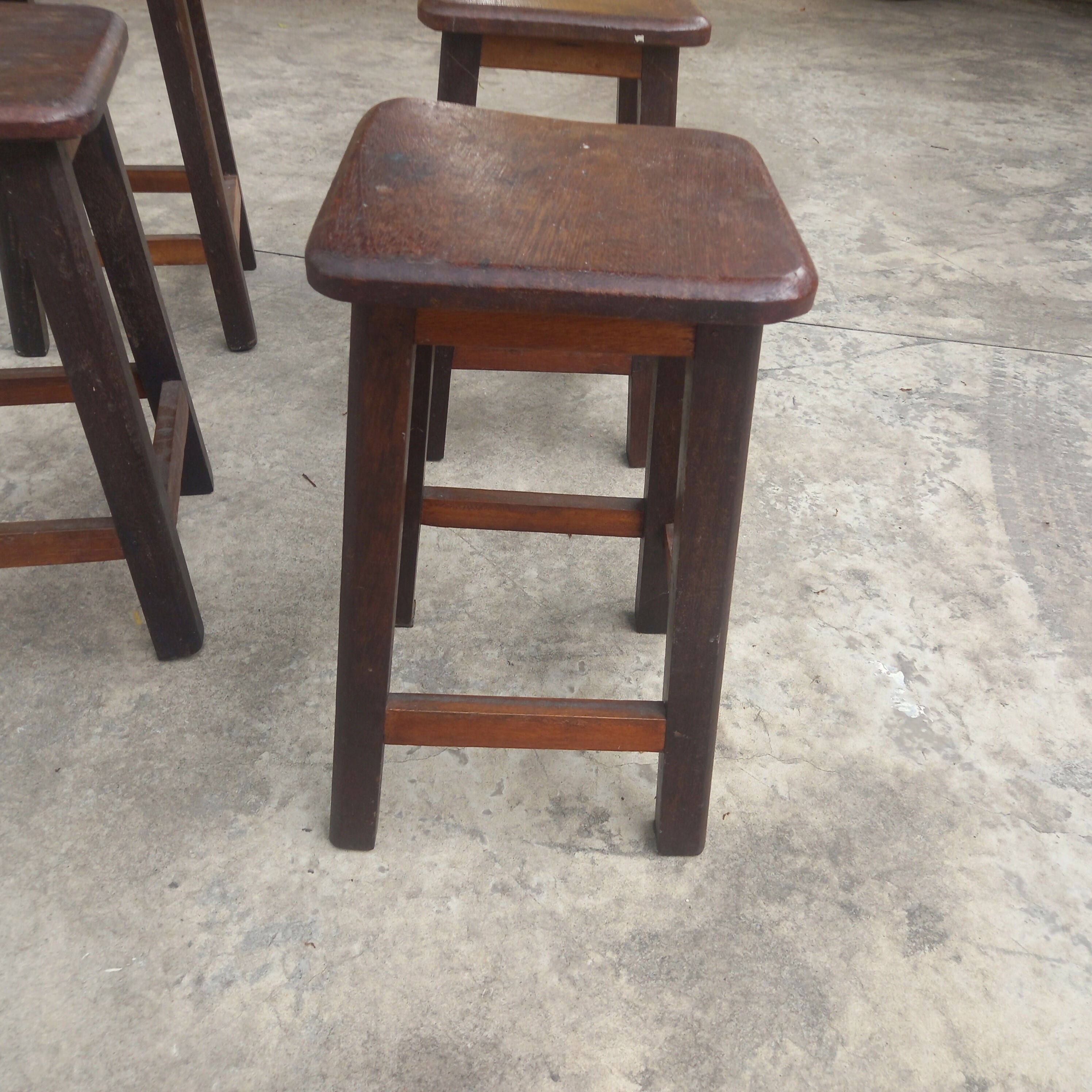 Antigos banquinhos quadrados em madeira