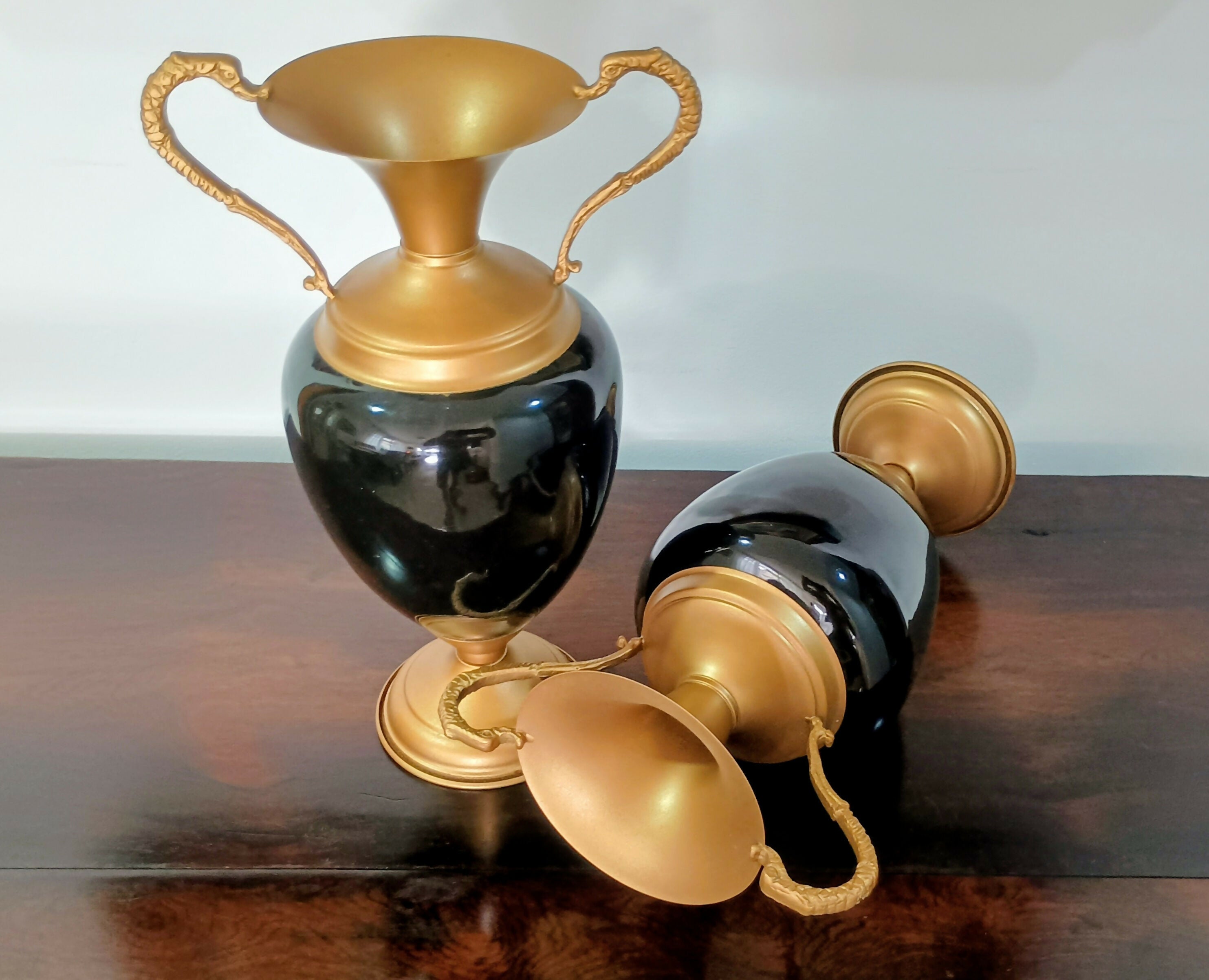 Par de Ânforas Decorativas em Metal – Estilo Clássico