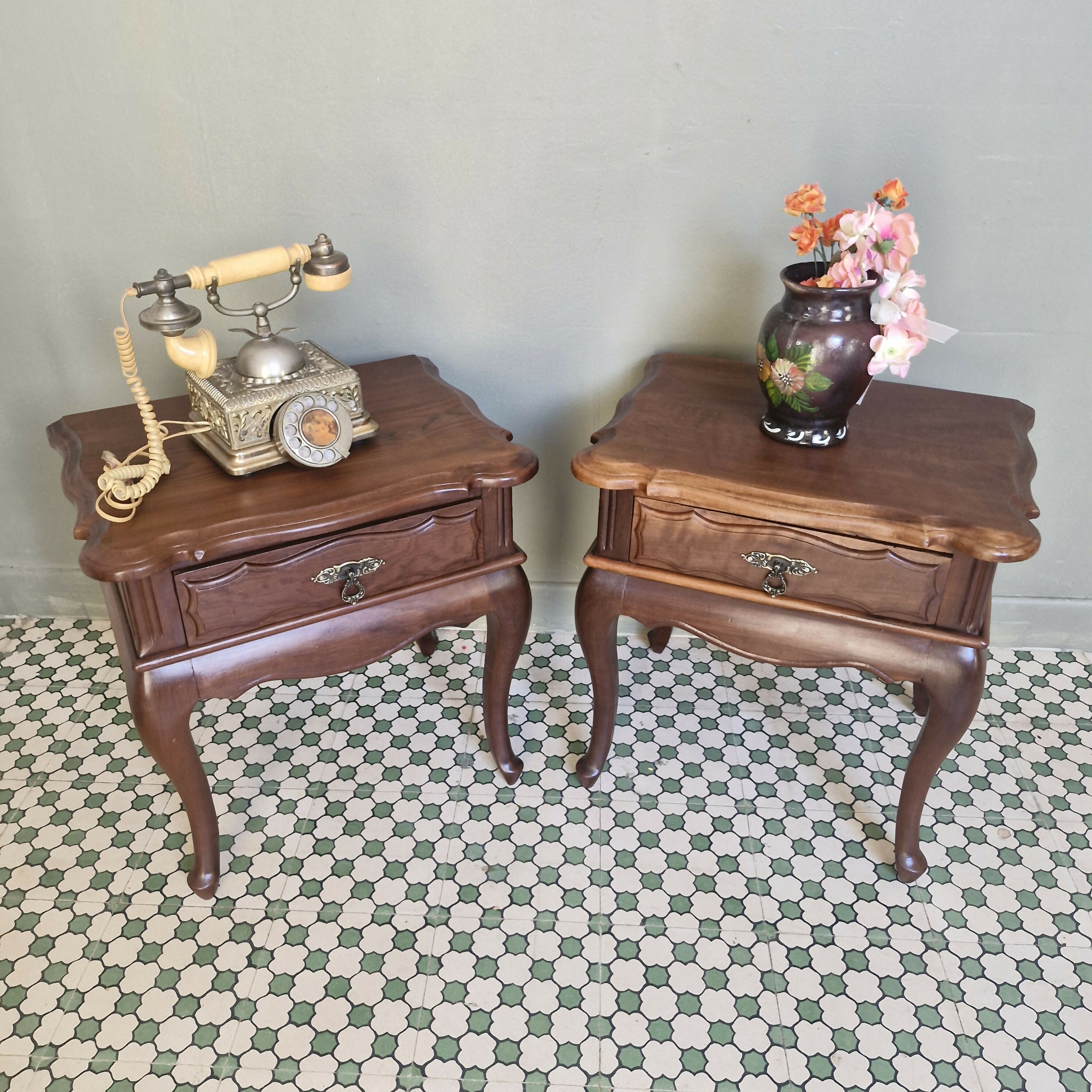 Par de Mesas de Cabeceira Provençal