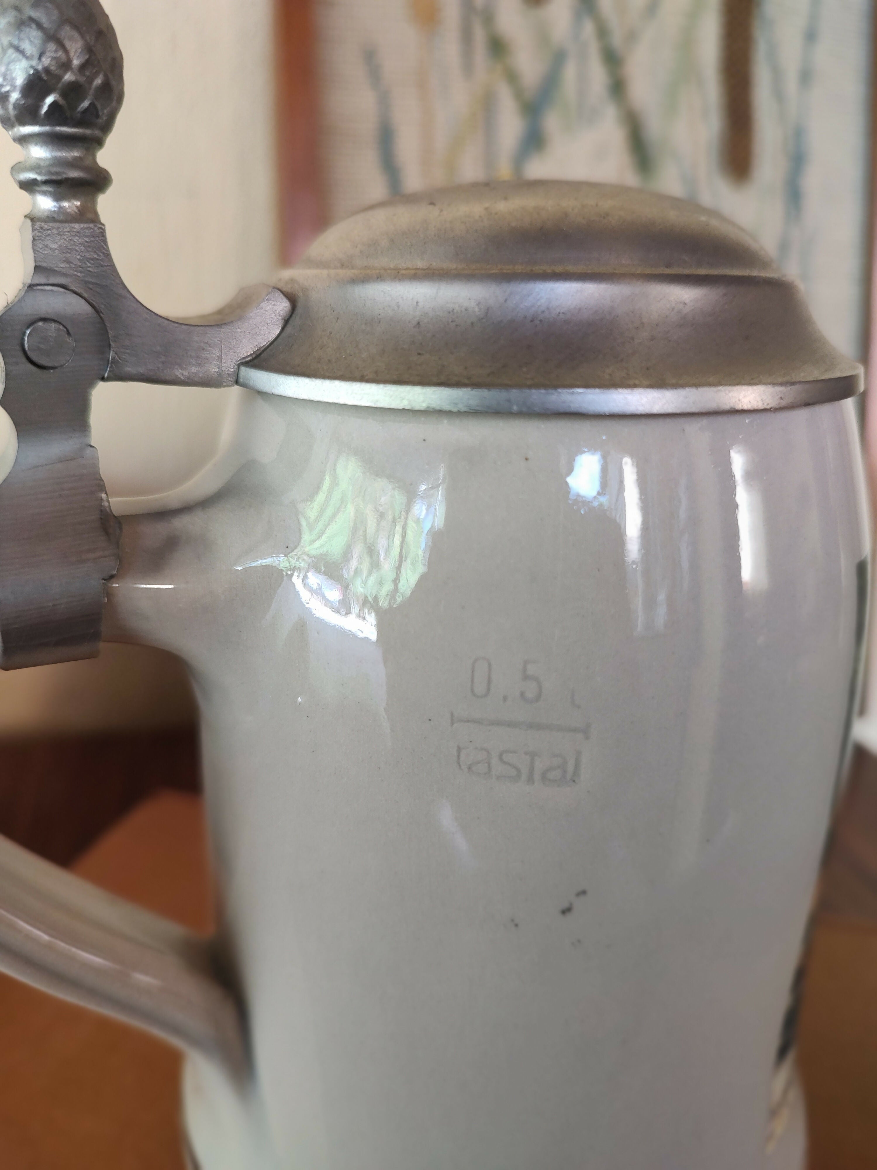 Antiga Caneca Alemã de Chopp em louça com tampa de metal