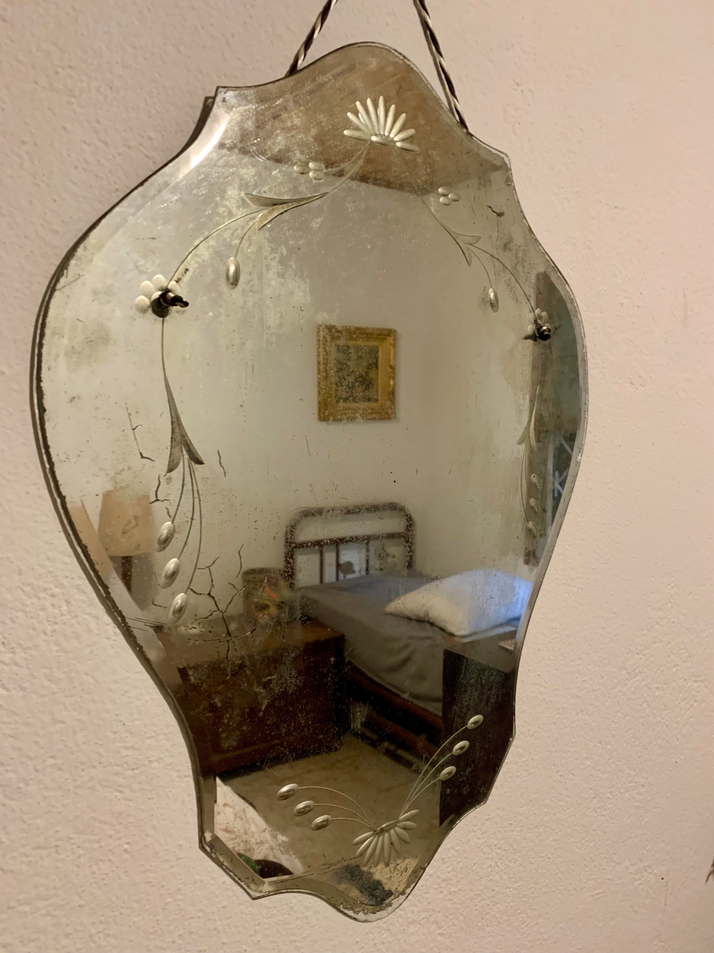 Antiquíssimo espelho estilo veneziano lapidado com decoração floral