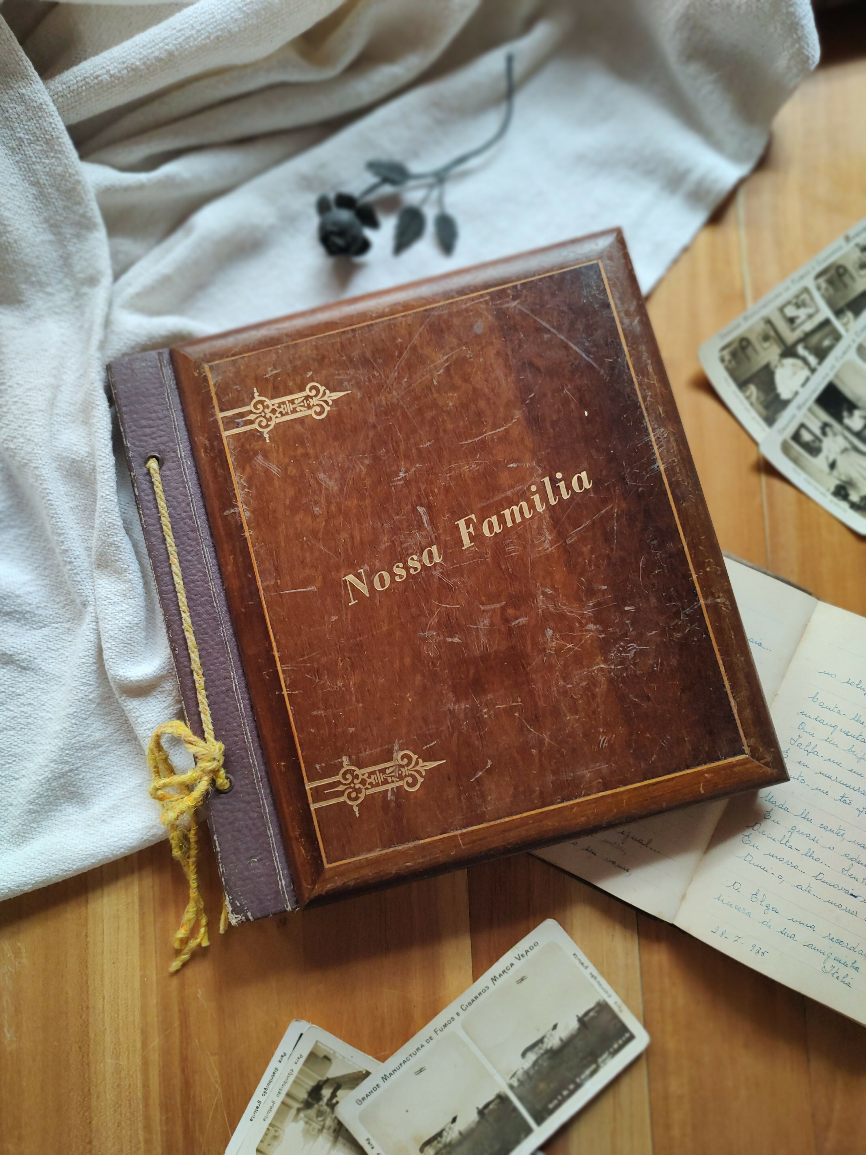 Antigo álbum de fotos "Nossa Família" com capa em madeira (30cm x 28cm)
