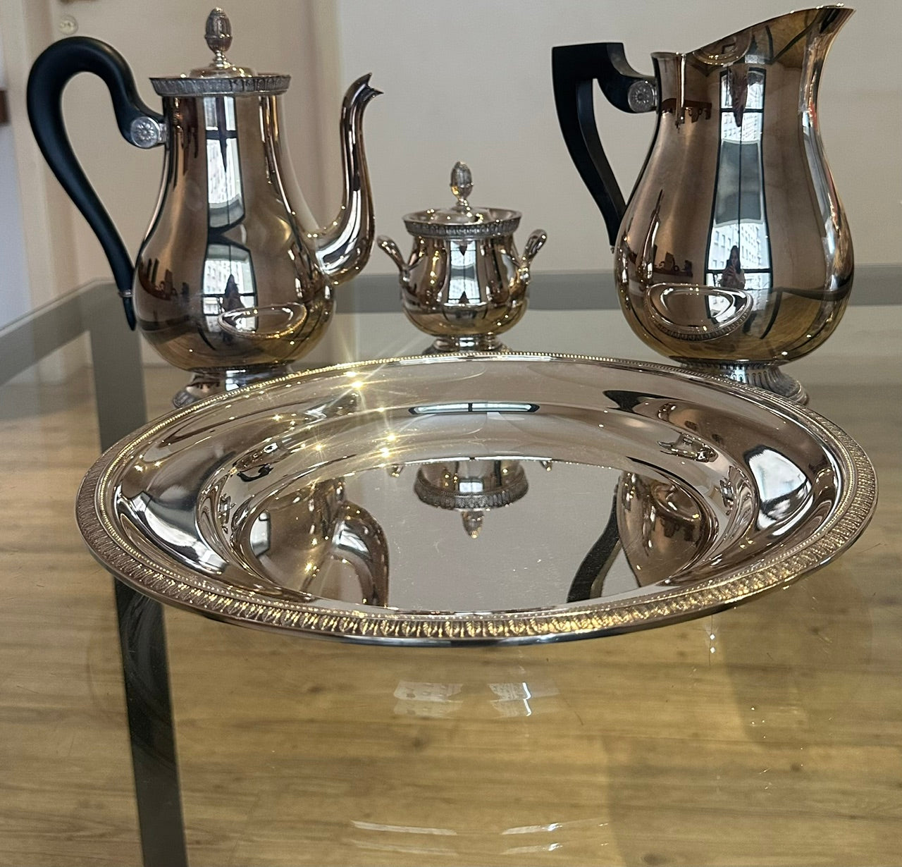 Lote: Christofle (linha Malmaison); 1 açucareiro, 1 bandeja,1 1 leiteira e jarra. Nunca usadas, meados anos 90, em perfeitissímo estadoSão Paulo interessados só chamar!