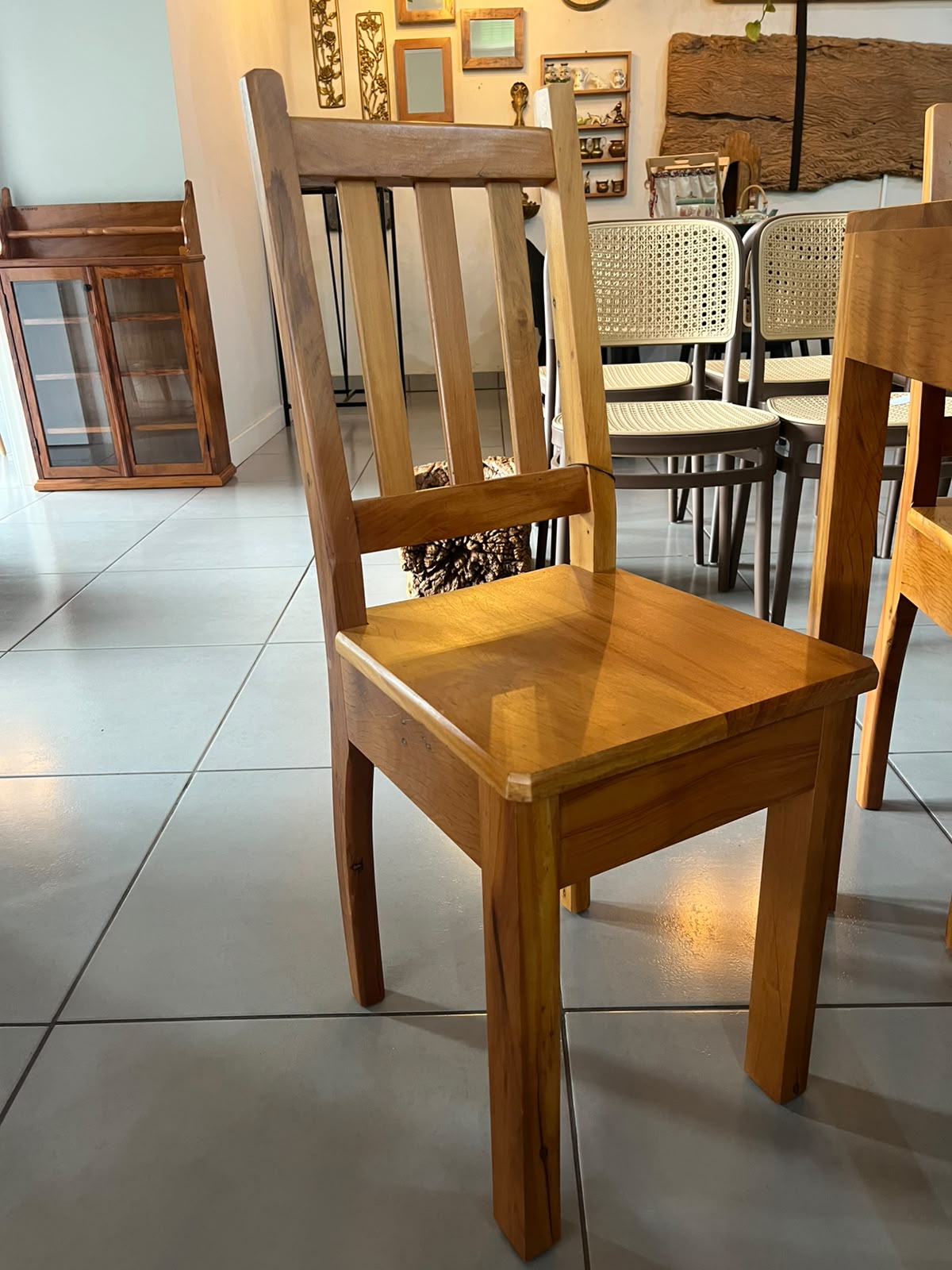 Conjunto de mesa de jantar quadrada em madeira de peroba com 4 cadeiras