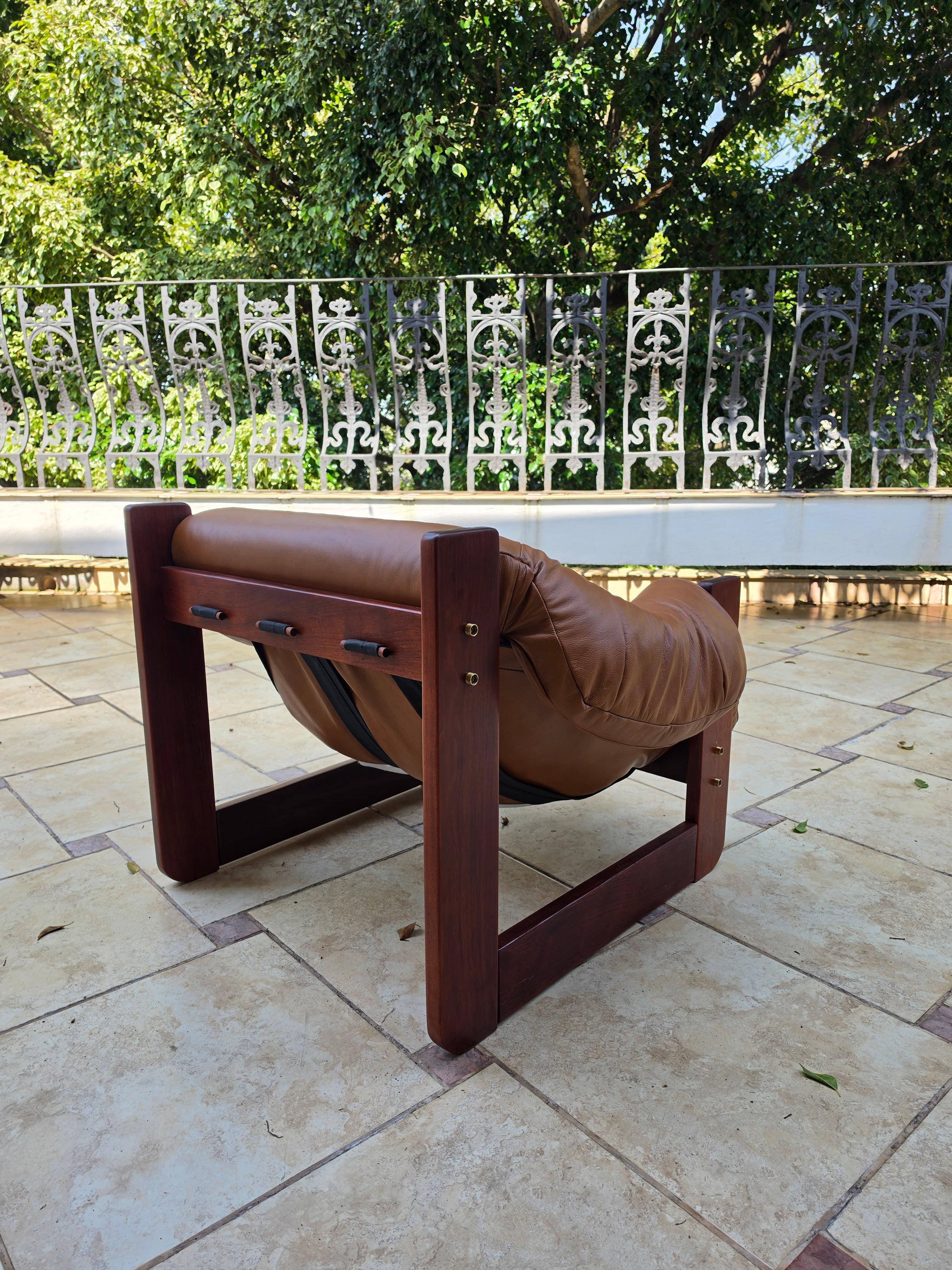 Poltrona MP 97 em couro marrom restaurada - Percival Lafer 