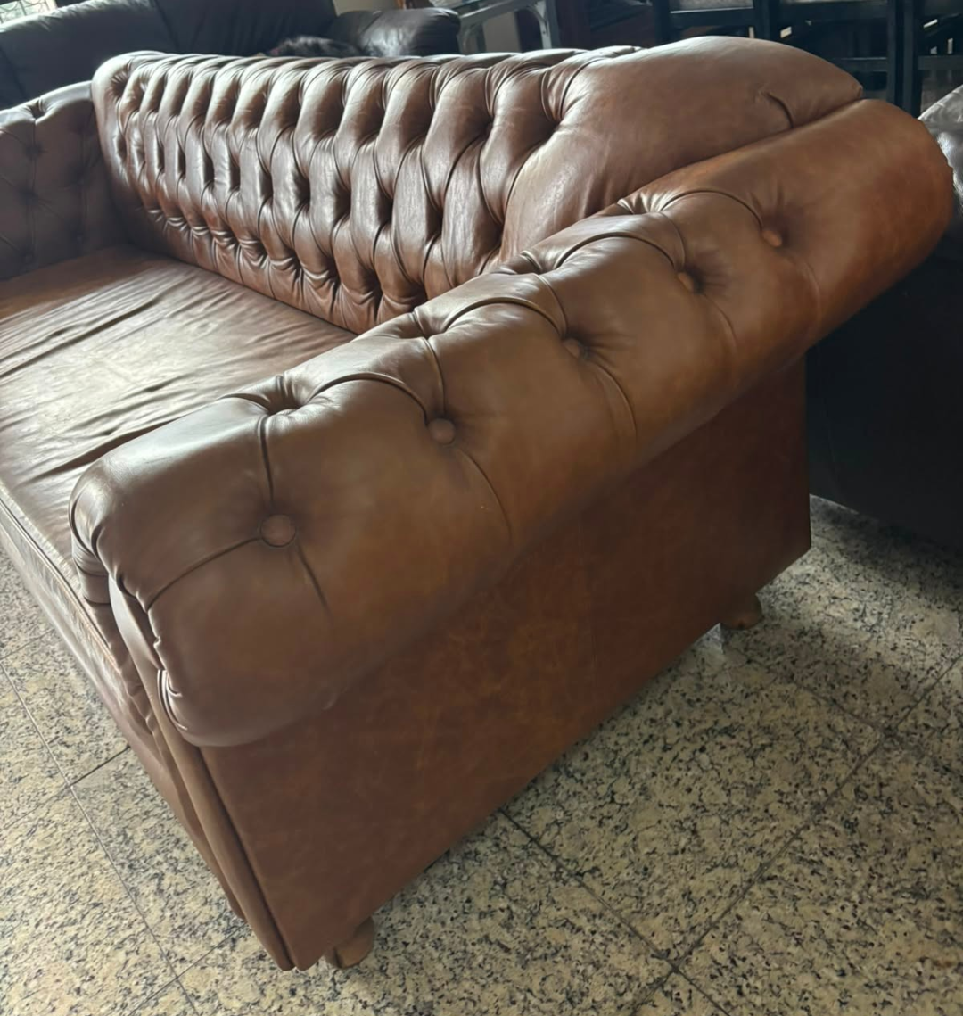 Sofá Chesterfield em Couro Capitonê Caramelo 
