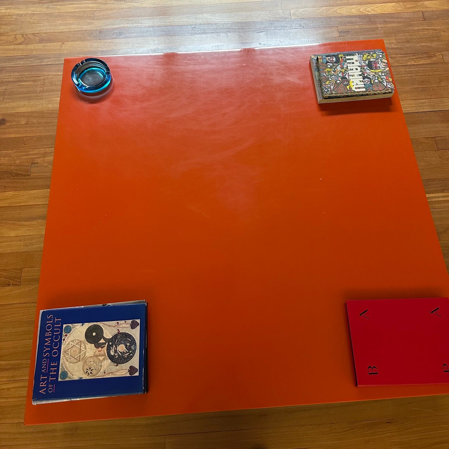 Mesa de Centro Quadrada italiana, início anos 80s, em laca vermelha e base com os  pés cromados