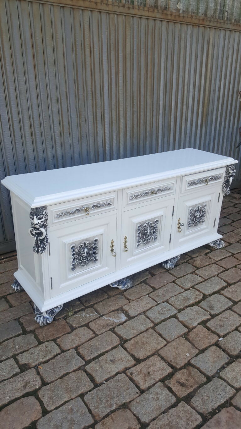 Buffet Leão Vintage em laca branca envelhecida