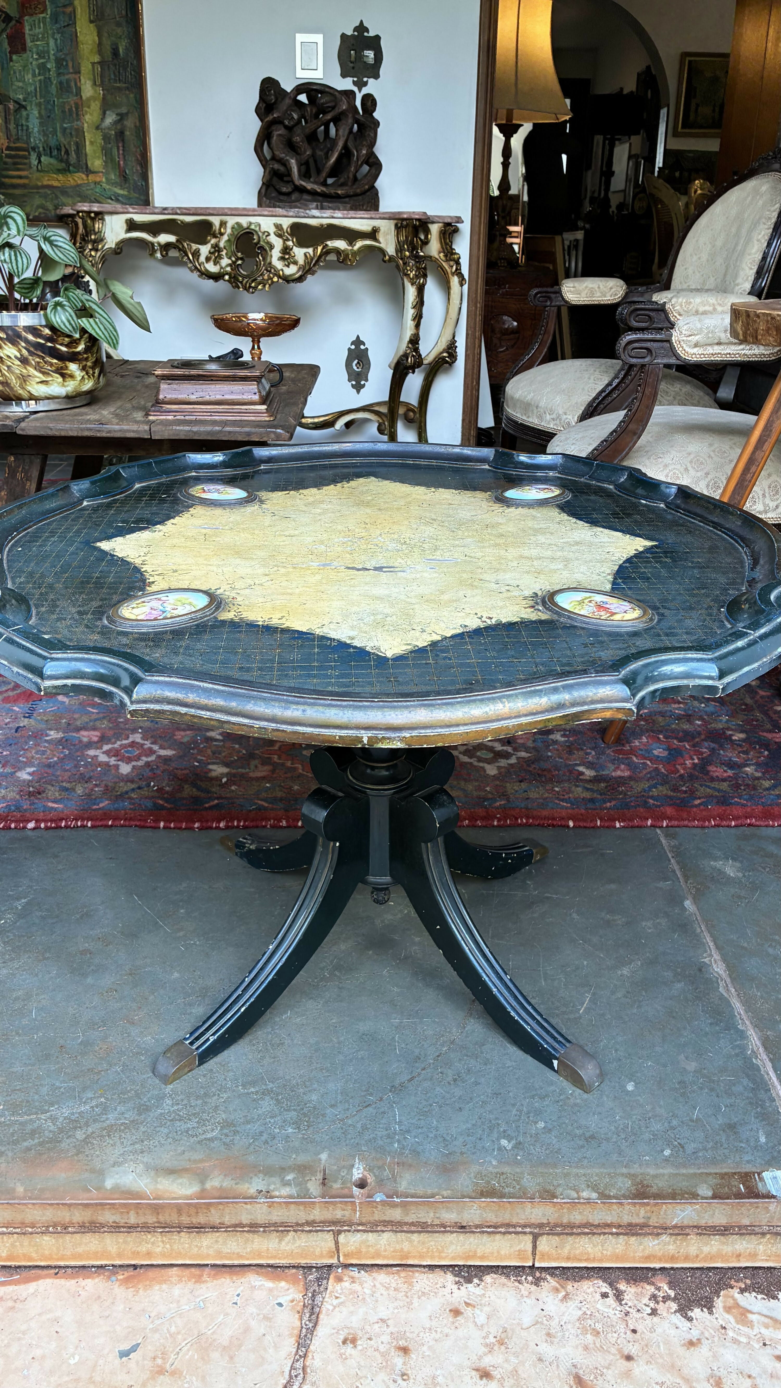 Mesa de Centro Antiga em Madeira com tampo adornado
