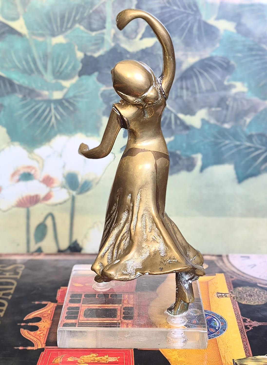 Escultura em bronze maciço representando bailarina,  mulher dançando 💃,  com base em acrílico.  Efeito decorativo incrível!