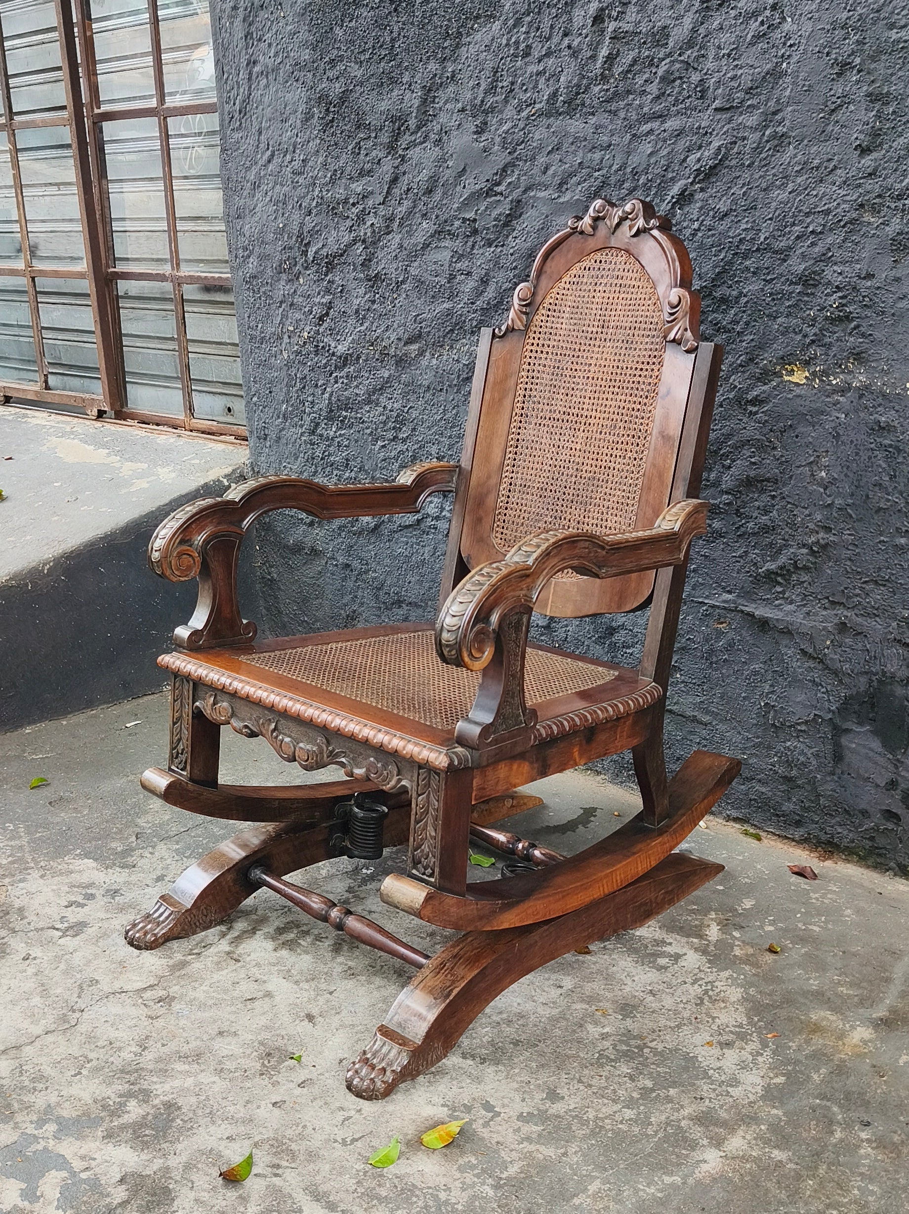 Cadeira de balanço renascença com palhinha e madeira entalhada 